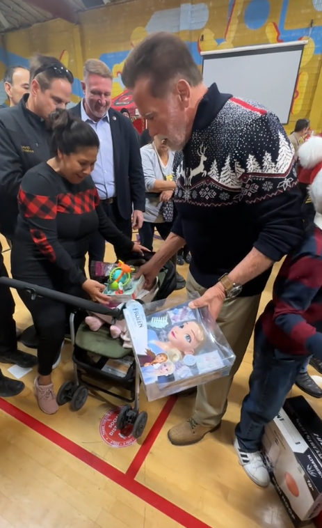 Arnold Schwarzenegger im Hollenbeck Center in Boyle Heights, gepostet am 17. Dezember 2023 | Quelle: TikTok.com/@arnoldschnitzel