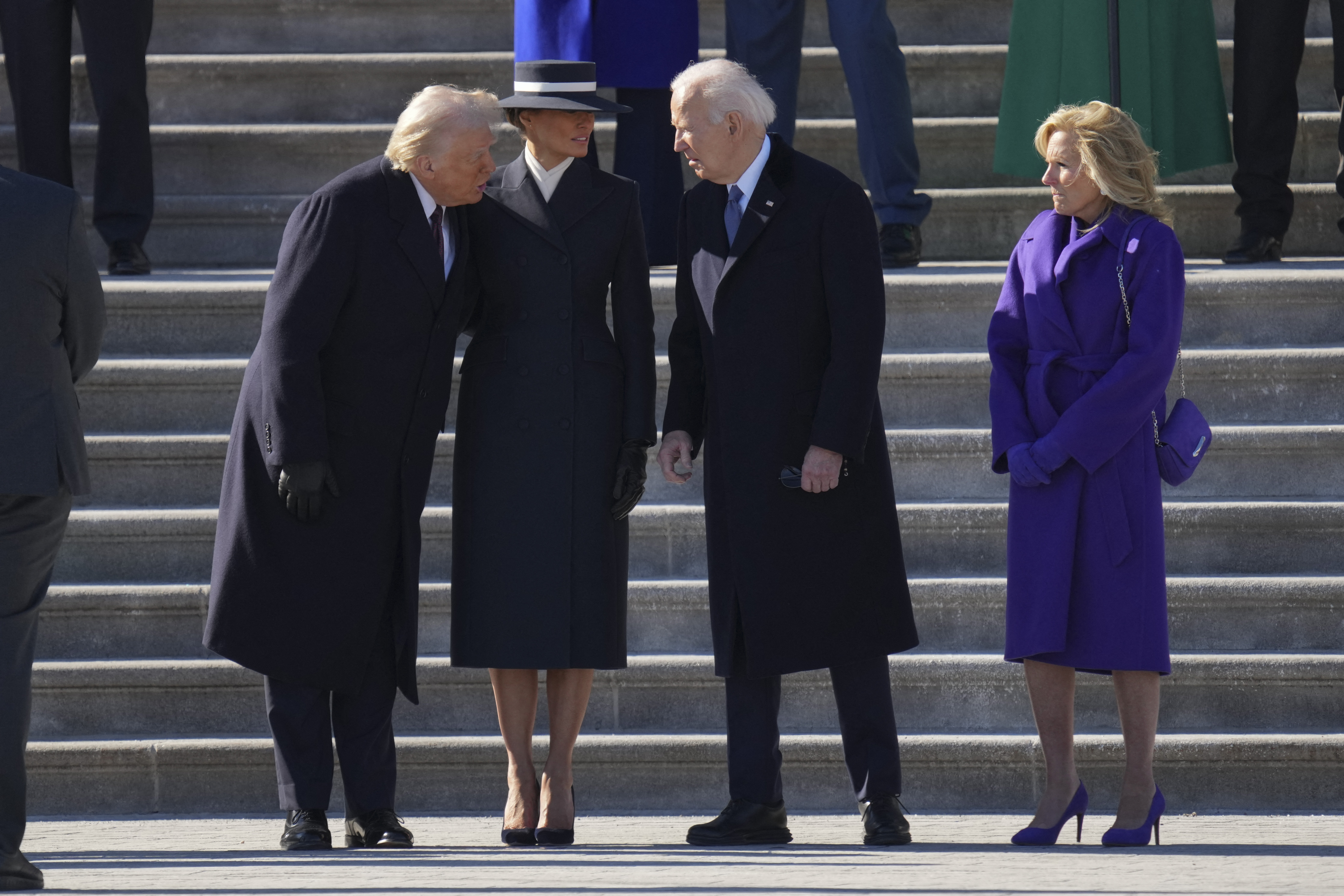 US-Präsident Donald Trump, US-First Lady Melania Trump, der ehemalige US-Präsident Joe Biden und die ehemalige First Lady Dr. Jill Biden während der Verabschiedungszeremonie in Washington, D.C., am 20. Januar 2025. | Quelle: Getty Images