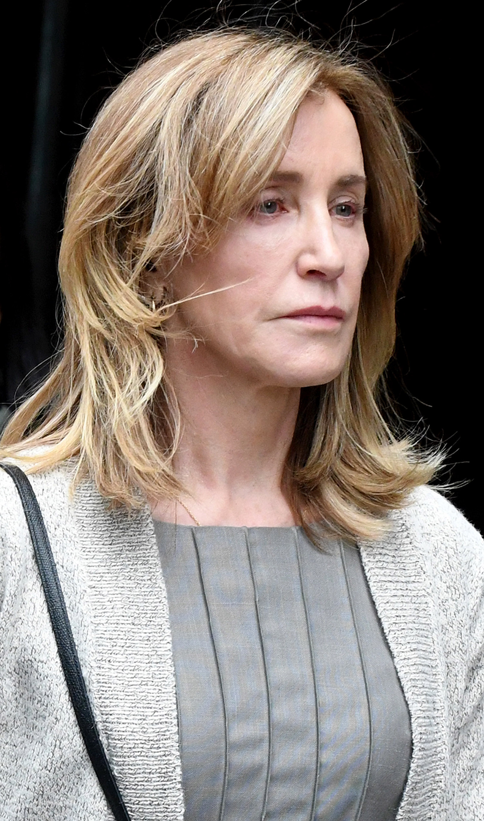 Felicity Huffman verlässt das Bundesgericht in Boston am 13. Mai 2019. | Quelle: Getty Images