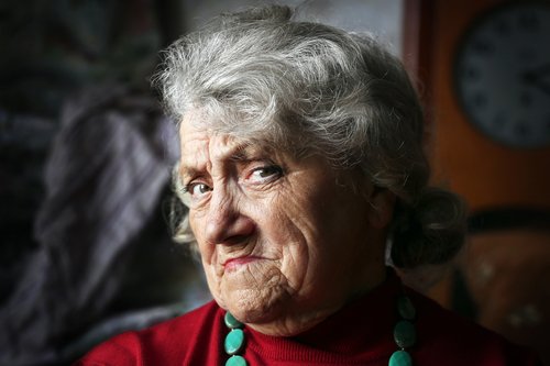 Verstimmte ältere Dame | Quelle: Shutterstock