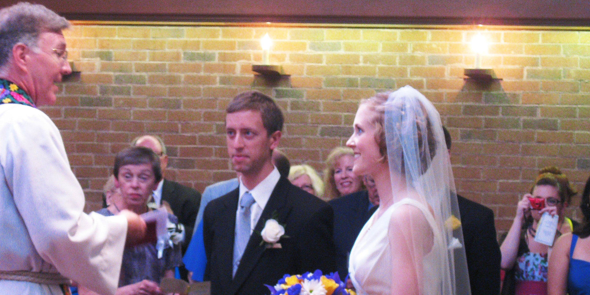 Eine Braut und ein Bräutigam stehen vor dem Altar | Quelle: Shutterstock