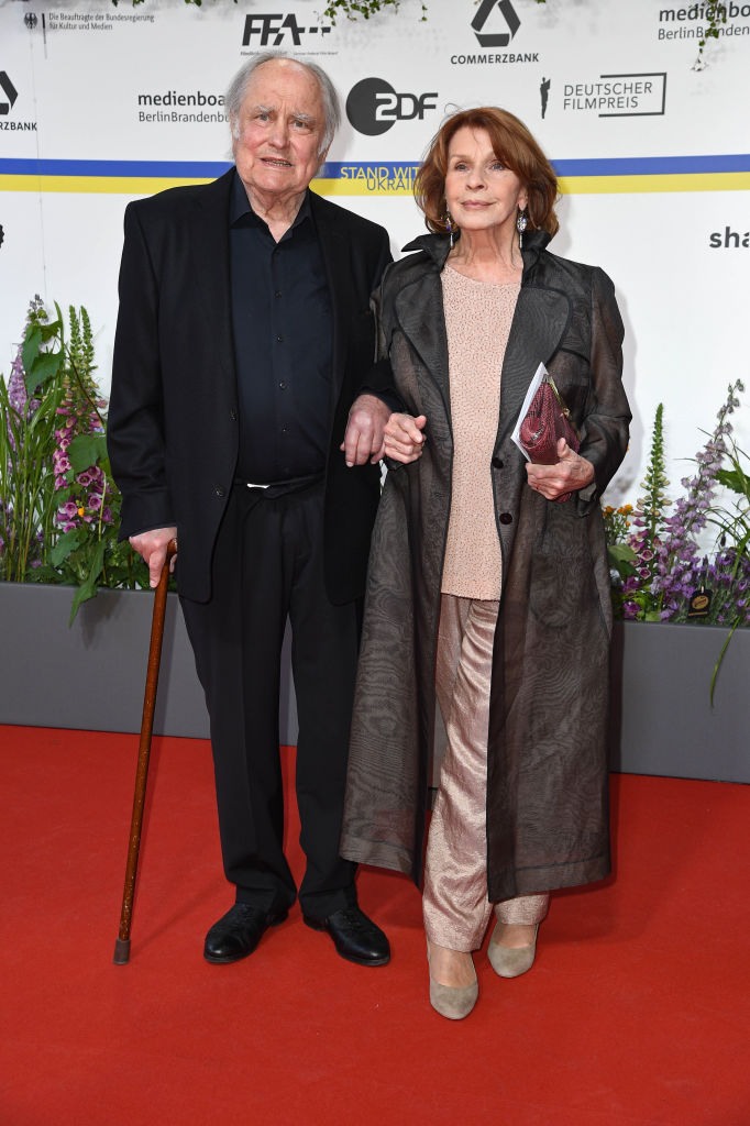 Senta Berger und ihr Mann Michael Verhoeven bei der Verleihung der Lola - Deutscher Filmpreis 2023 - am 12. Mai 2023 im Theater am Potsdamer Platz in Berlin | Quelle: Getty Images