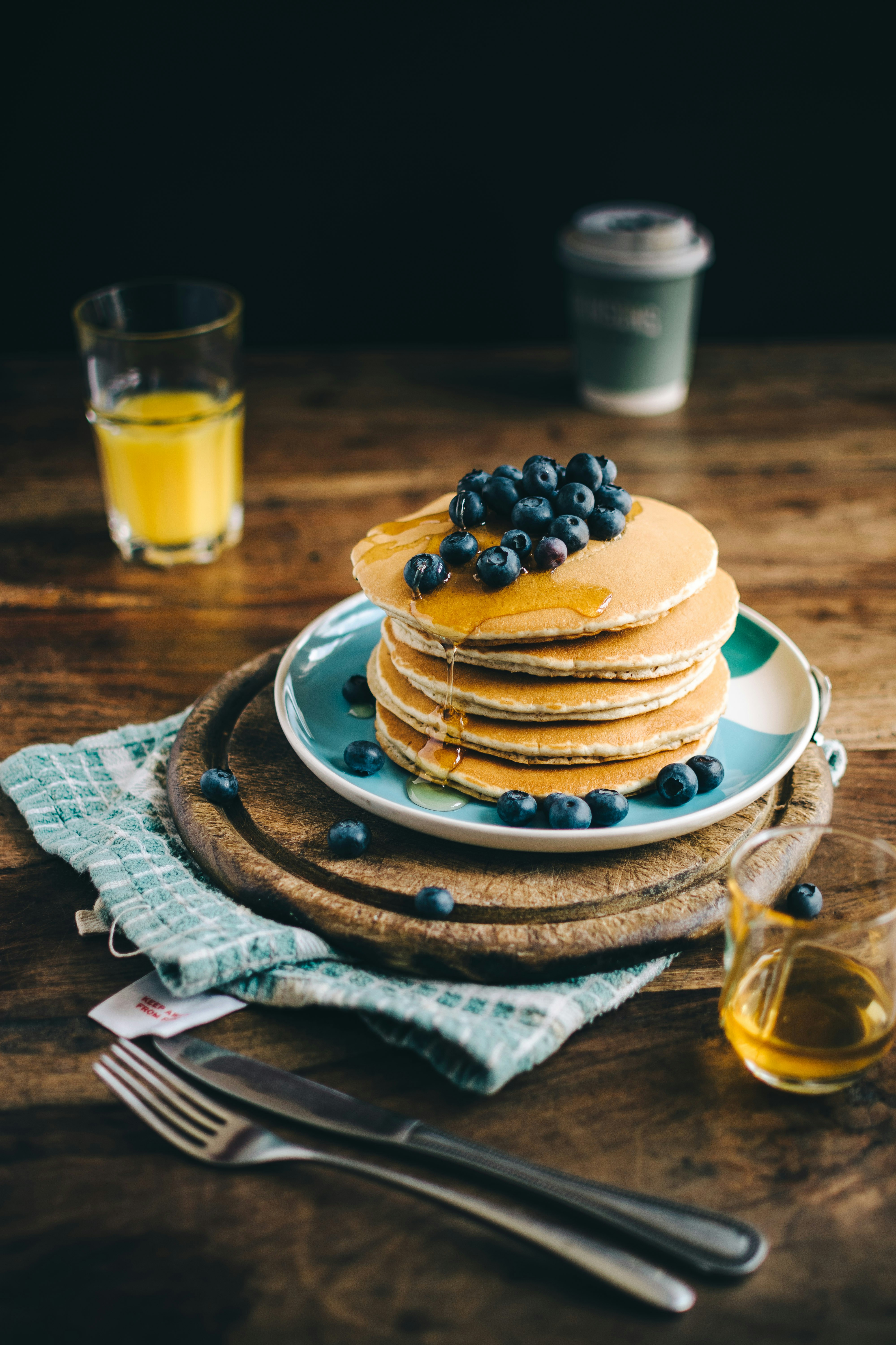 Pfannkuchen und Saft | Quelle: Unsplash