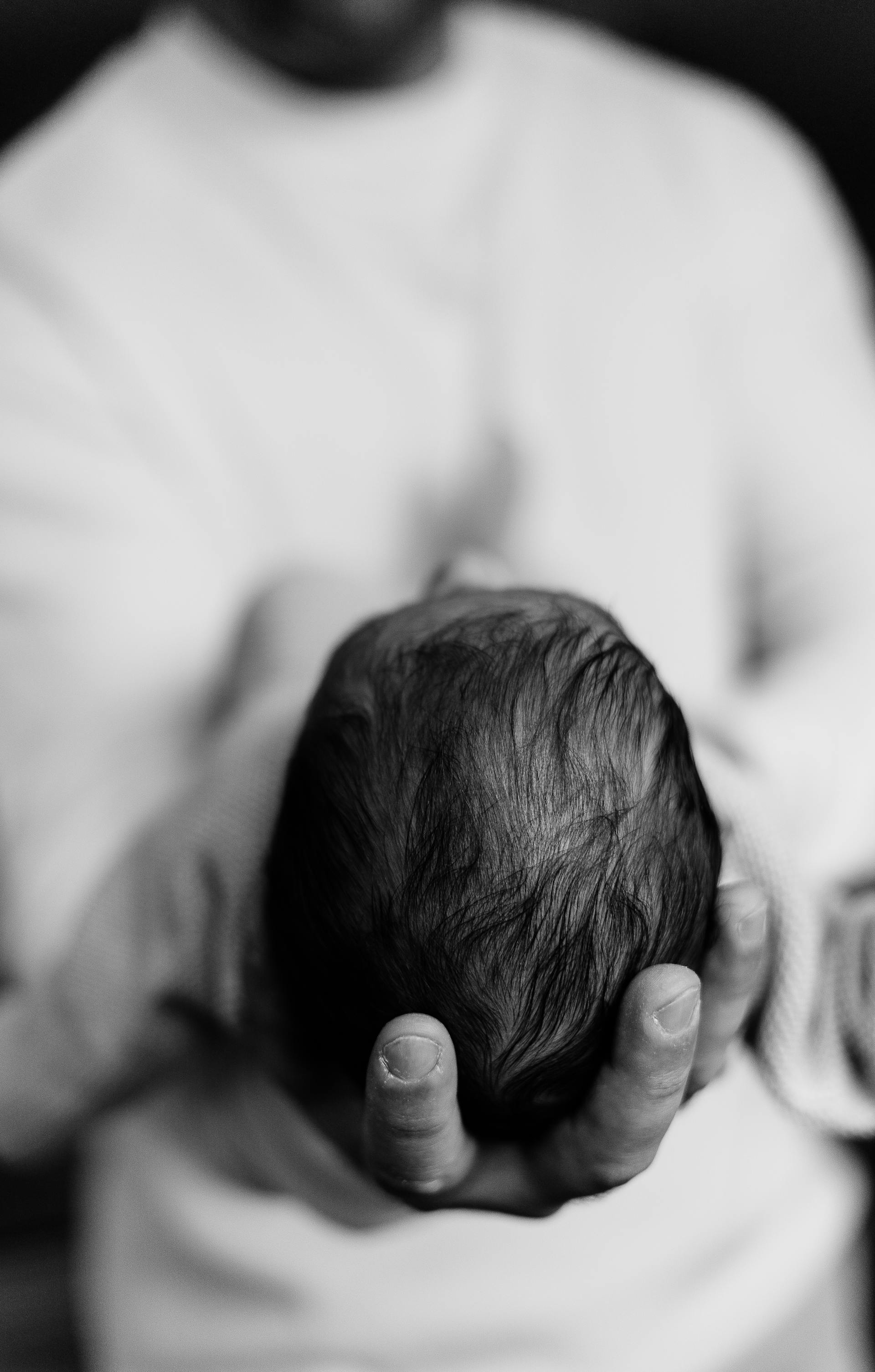 Ein Mann hält ein neugeborenes Baby | Quelle: Pexels