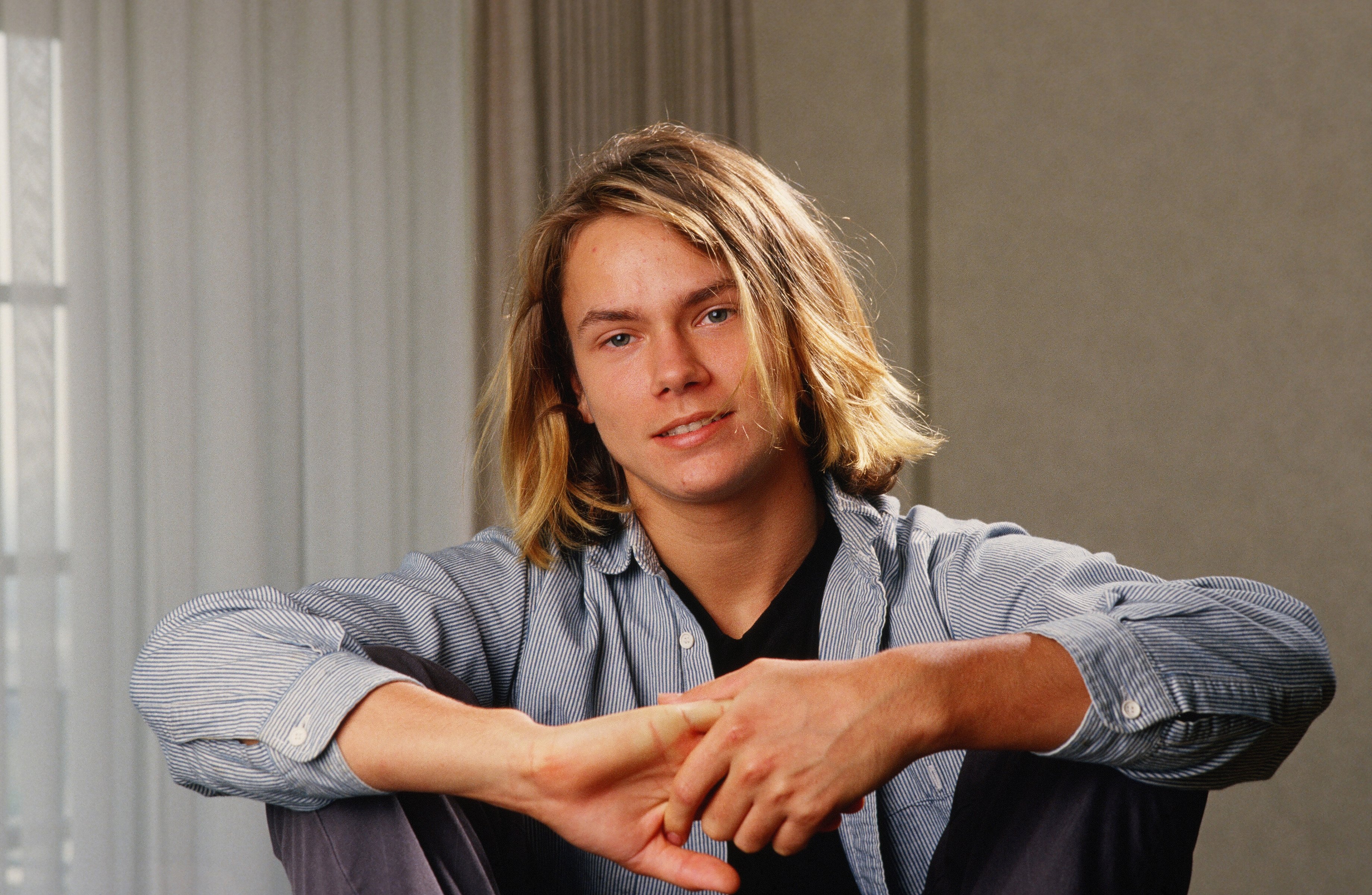 River Phoenix (der verstorbene Bruder von Joaquin Phoenix) posiert während eines Porträts in Los Angeles, Kalifornien im Jahr 1988. | Quelle: Getty Images