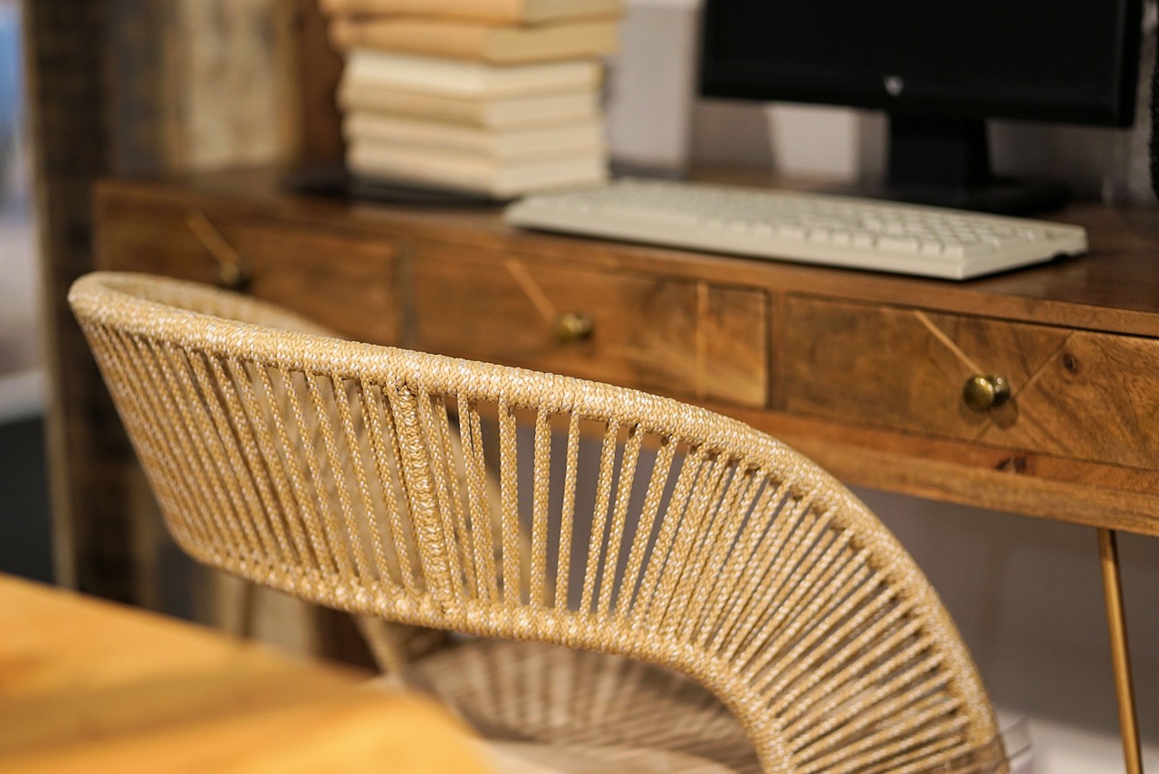 Ein Schreibtisch mit Schubladen | Quelle: Pixabay