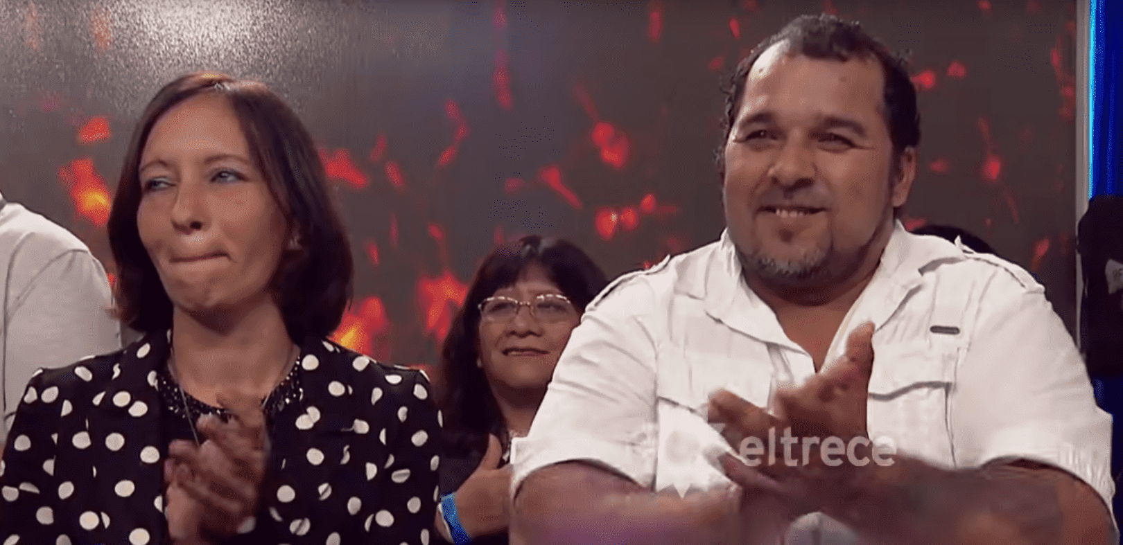Eltern von Carlos Milanesi während seines Auftritts | Quelle: YouTube/El Trece
