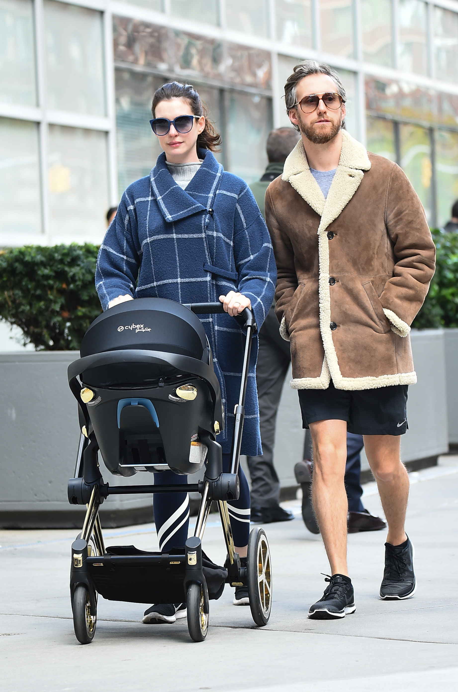 Die Schauspielerin Anne Hathaway und Adam Shulman gehen mit ihrem Sohn Jonathan am 24. Oktober 2016 in New York City spazieren | Quelle: Getty Images