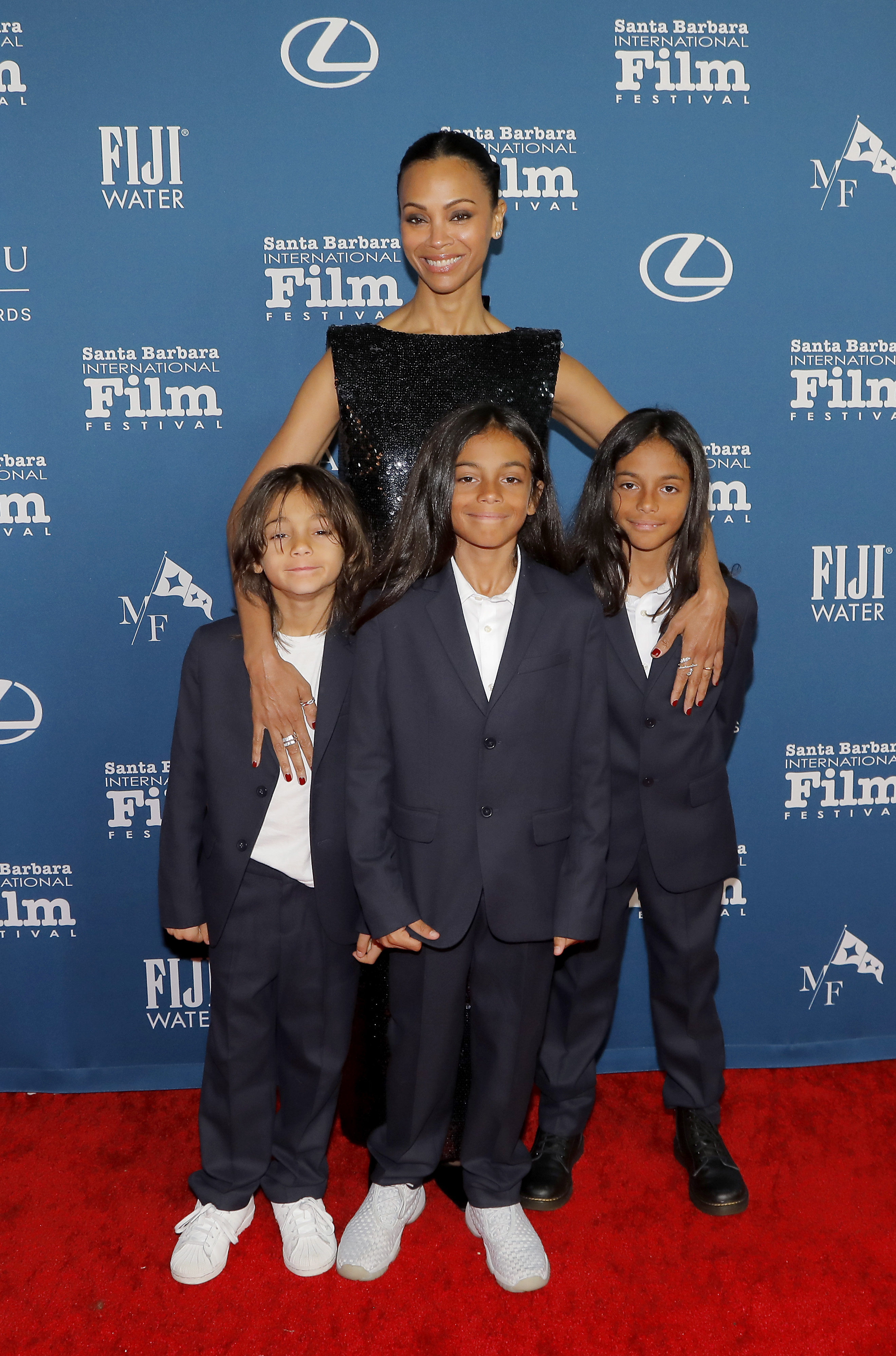 Zoe Saldaña und ihre drei Kinder Zen, Cy und Bowie sind bei der Verleihung des American Riviera Award während des 40. Santa Barbara International Film Festivals im Arlington Theatre am 12. Februar 2025 in Santa Barbara, Kalifornien, zu sehen: Getty Images