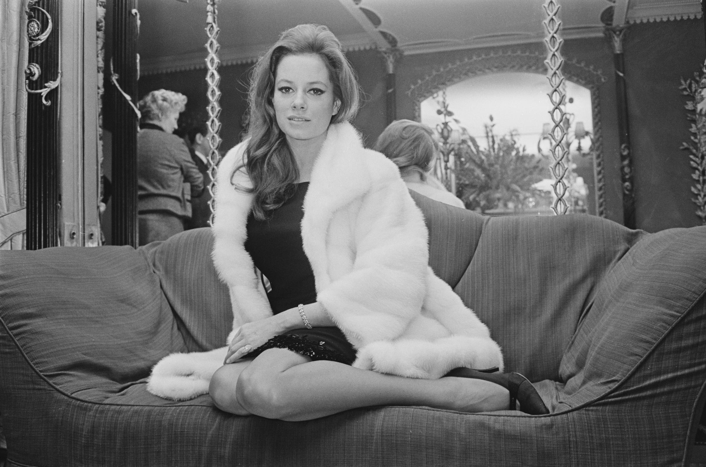 Luciana Paluzzi, abgebildet in einem Pelzmantel in London am 1. Januar 1966.  | Quelle: Getty Images