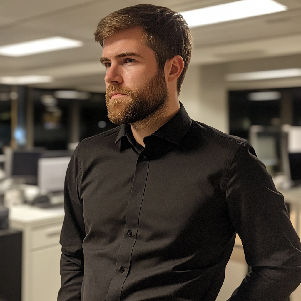Nahaufnahme eines Mannes, der in einem Büro steht | Quelle: Midjourney