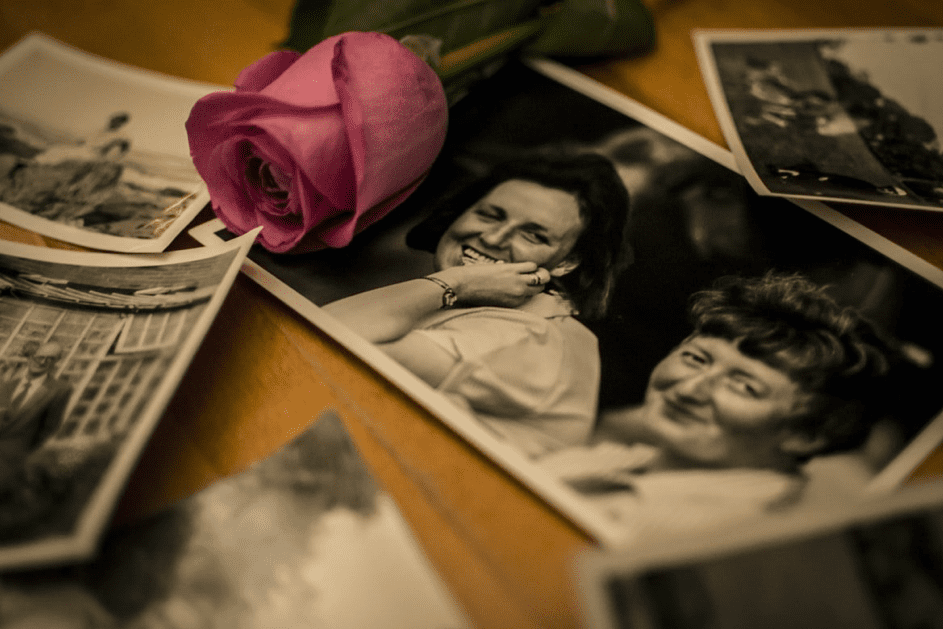 Walter fand alte Fotos auf dem Grab seiner Mutter. | Quelle: Unsplash