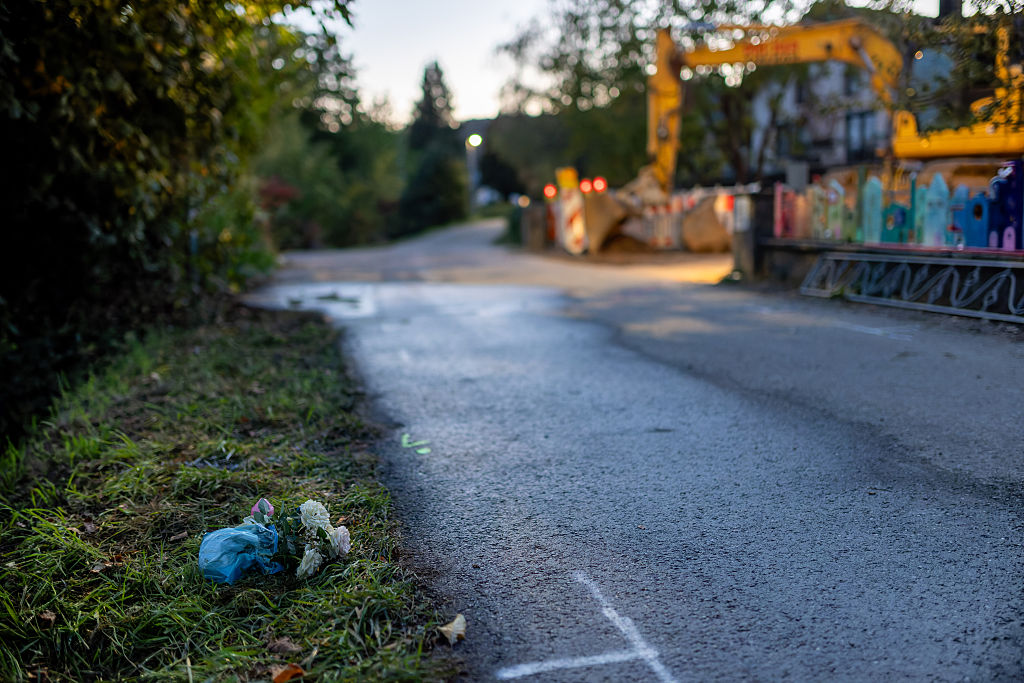 29 October 2026, Baden-Württemberg, Hausen im Wiesental: Auf dem nassen Asphalt nahe der Unfallstelle sind Markierungen und ein kleines Blumengebinde zu sehen. Eine Frau und ein Kleinkind starben heute bei einem Unfall mit einem Lkw. | Quelle: Getty Images