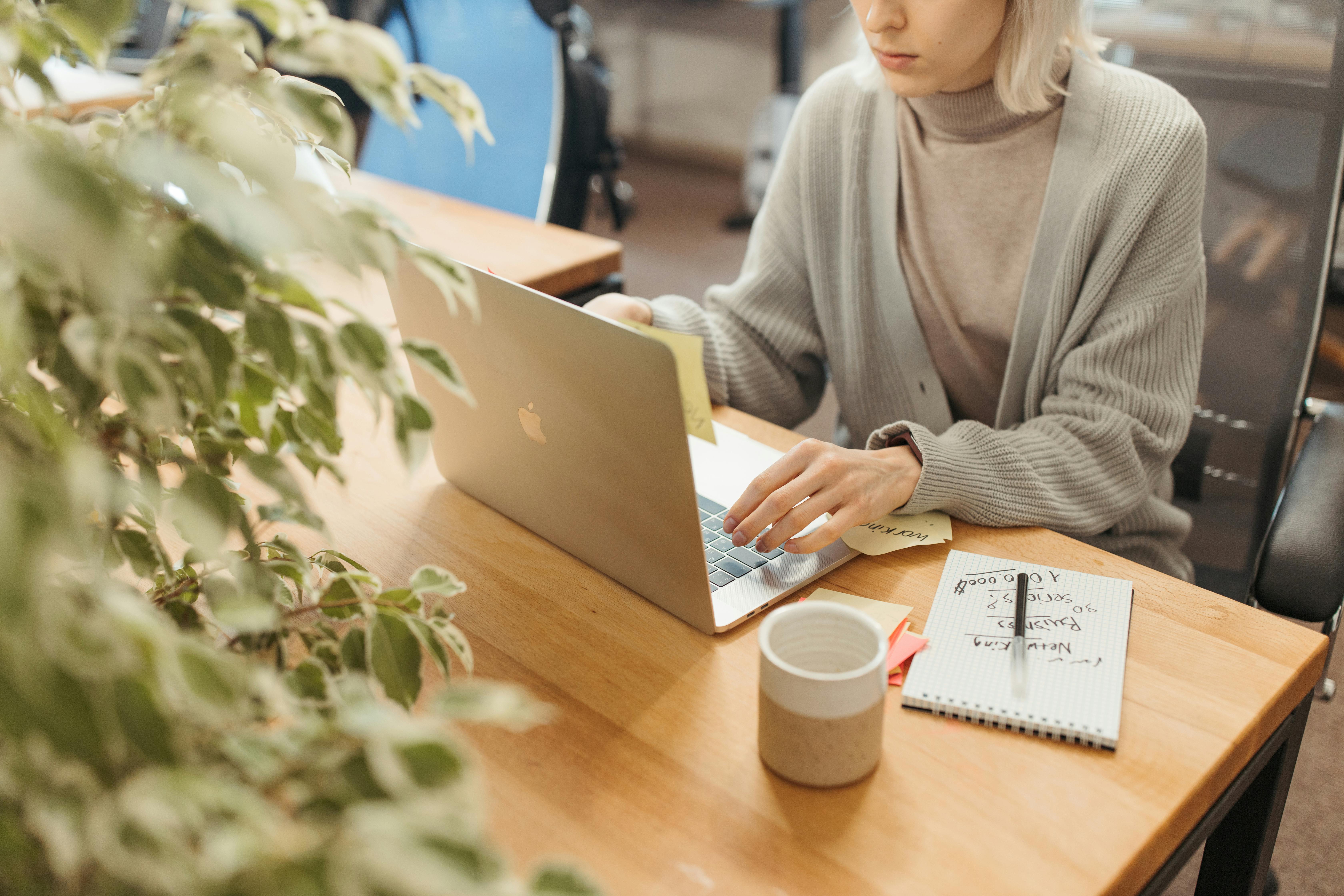 Eine Frau an einem Laptop | Quelle: Pexels