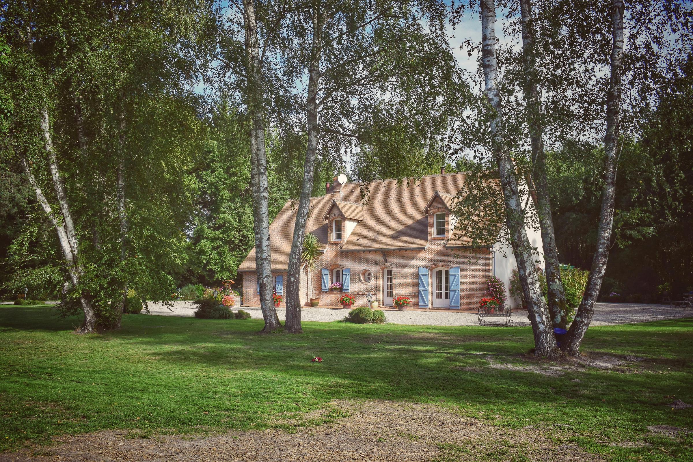 Uroczy wiejski domek w bujnej zieleni | Źródło: Pexels
