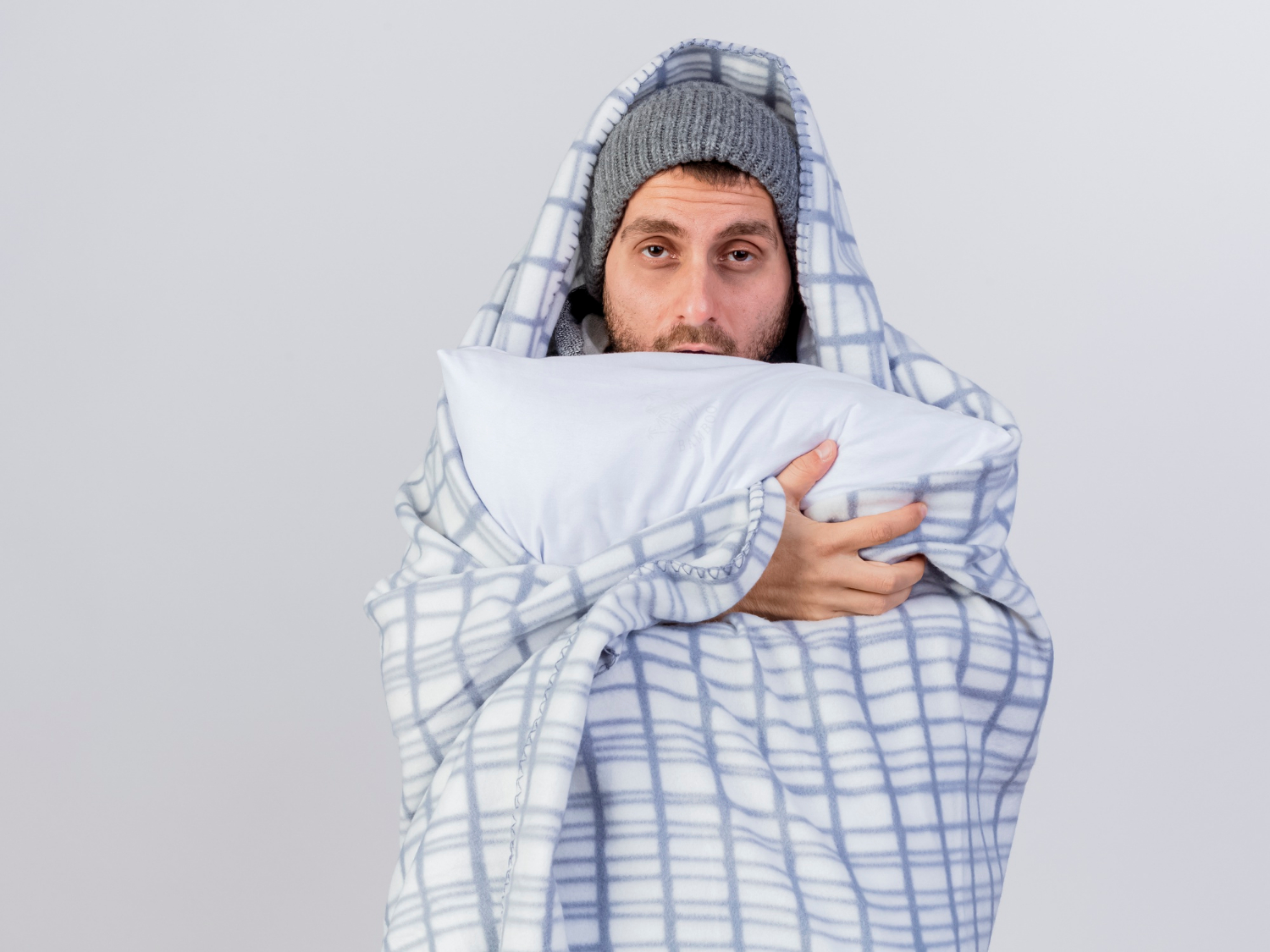 Ein in eine Decke eingewickelter Mann | Quelle: Freepik