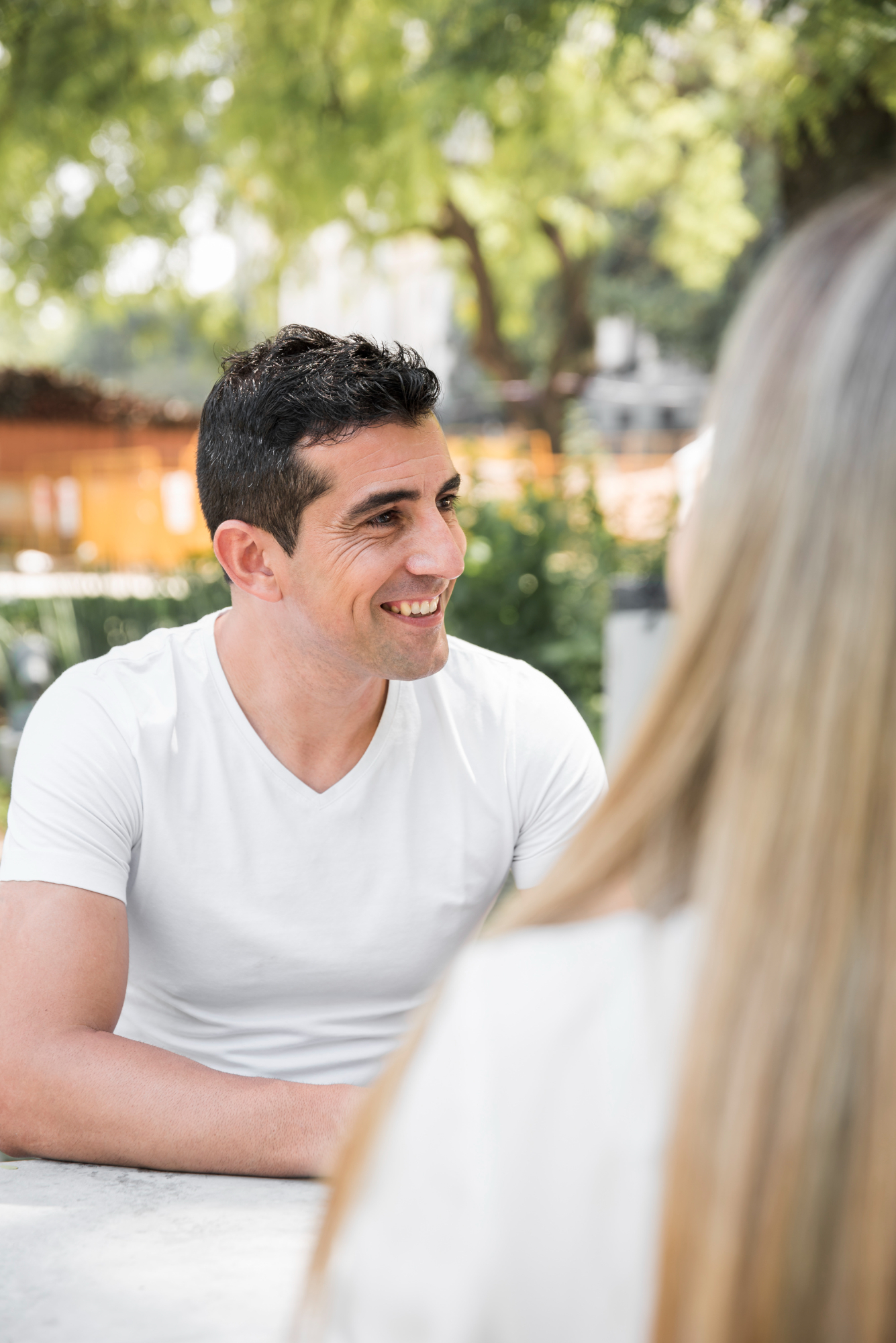 Ein glückliches Paar im Gespräch mit jemandem | Quelle: Freepik