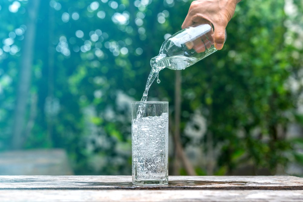 Trinkwasser wird in Glas gegossen | Quelle: Shutterstock