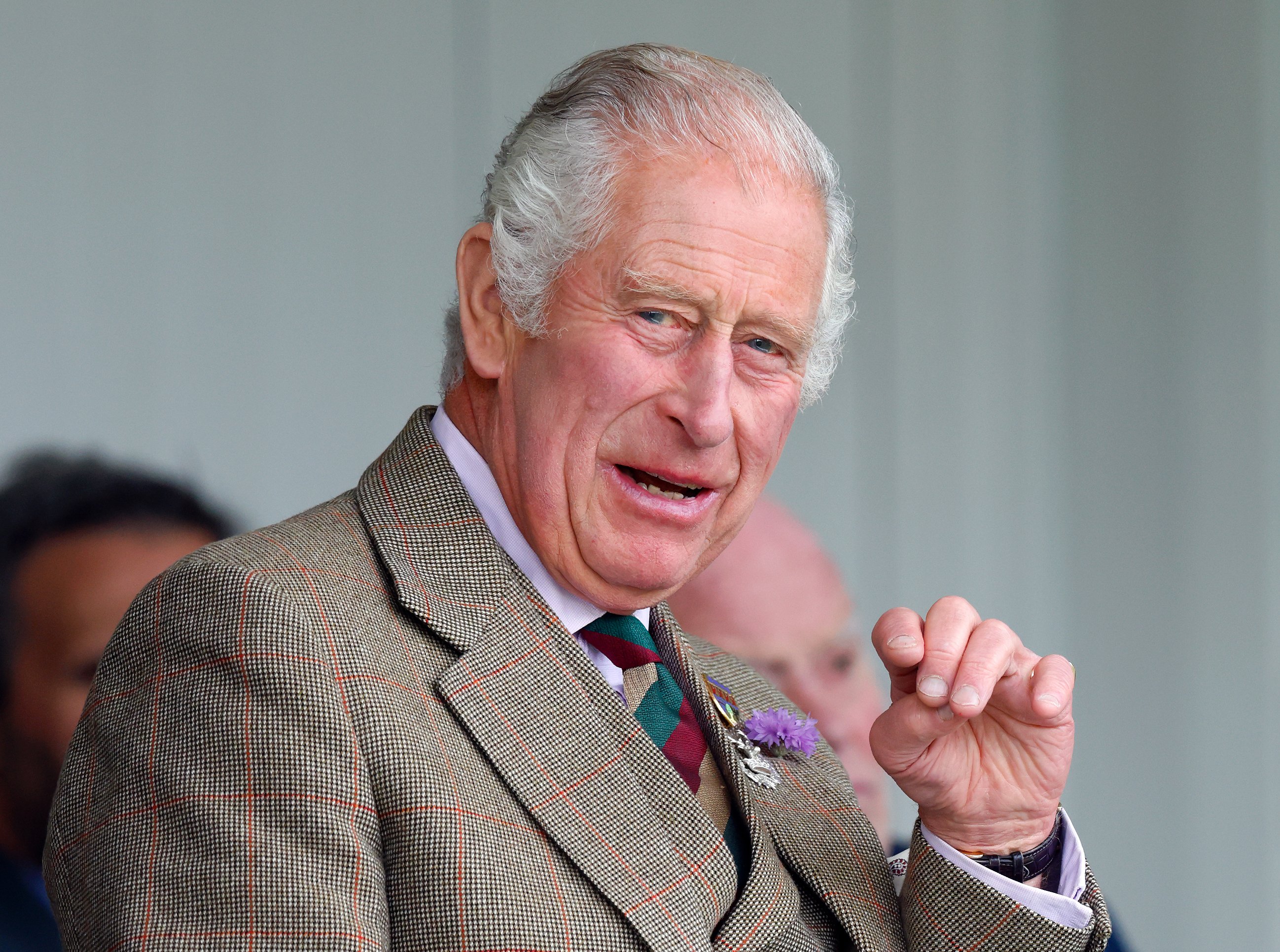 König Charles lll beim Braemar Highland Gathering im Princess Royal and Duke of Fife Memorial Park am 3. September 2022 in Braemar, Schottland. | Quelle: Getty Images