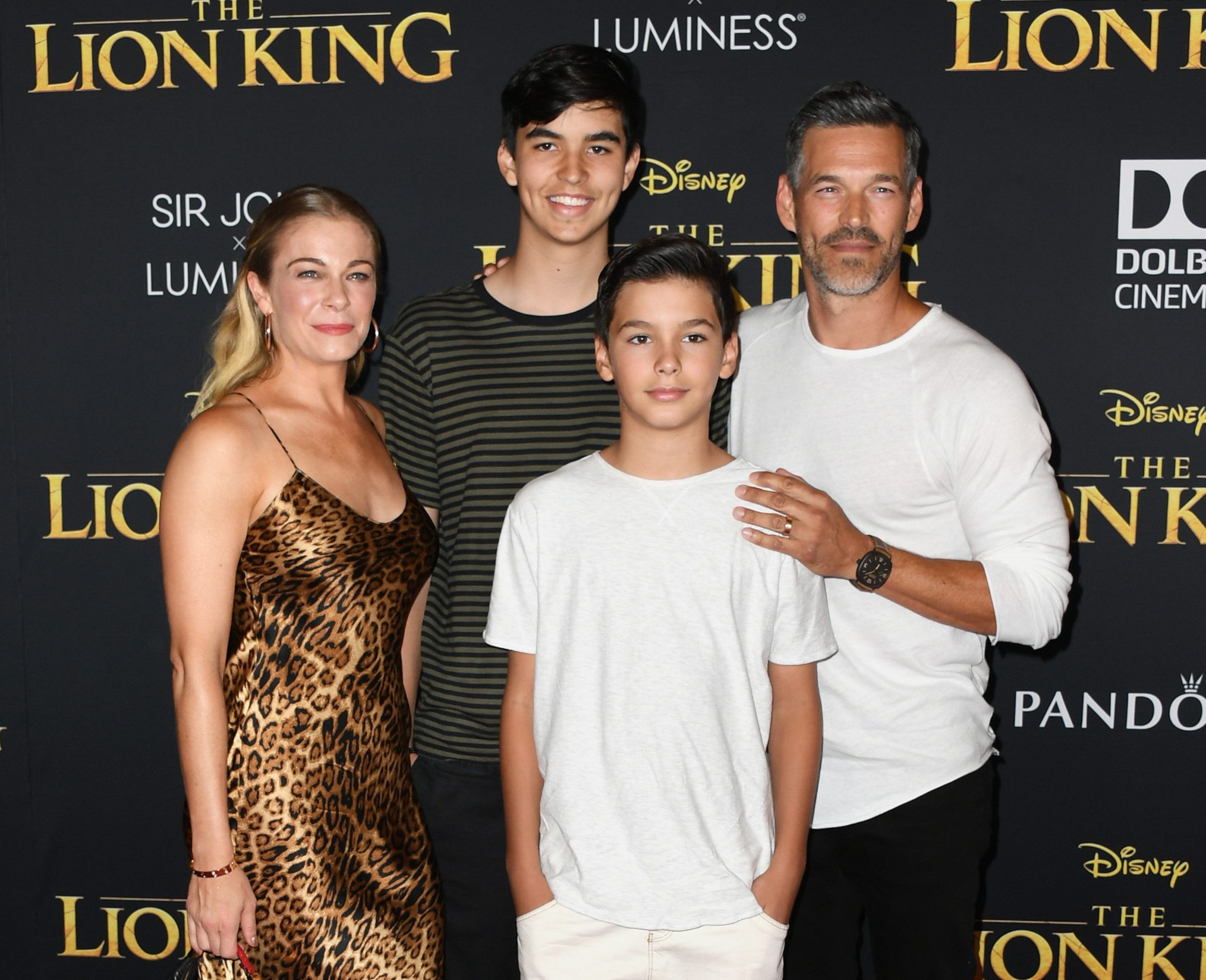 Der 90er-Jahre-Superstar mit seinen Söhnen und seiner Frau LeAnn Rimes bei der Premiere von "König der Löwen" am 9. Juli 2019 in Hollywood, Kalifornien. | Quelle: Getty Images