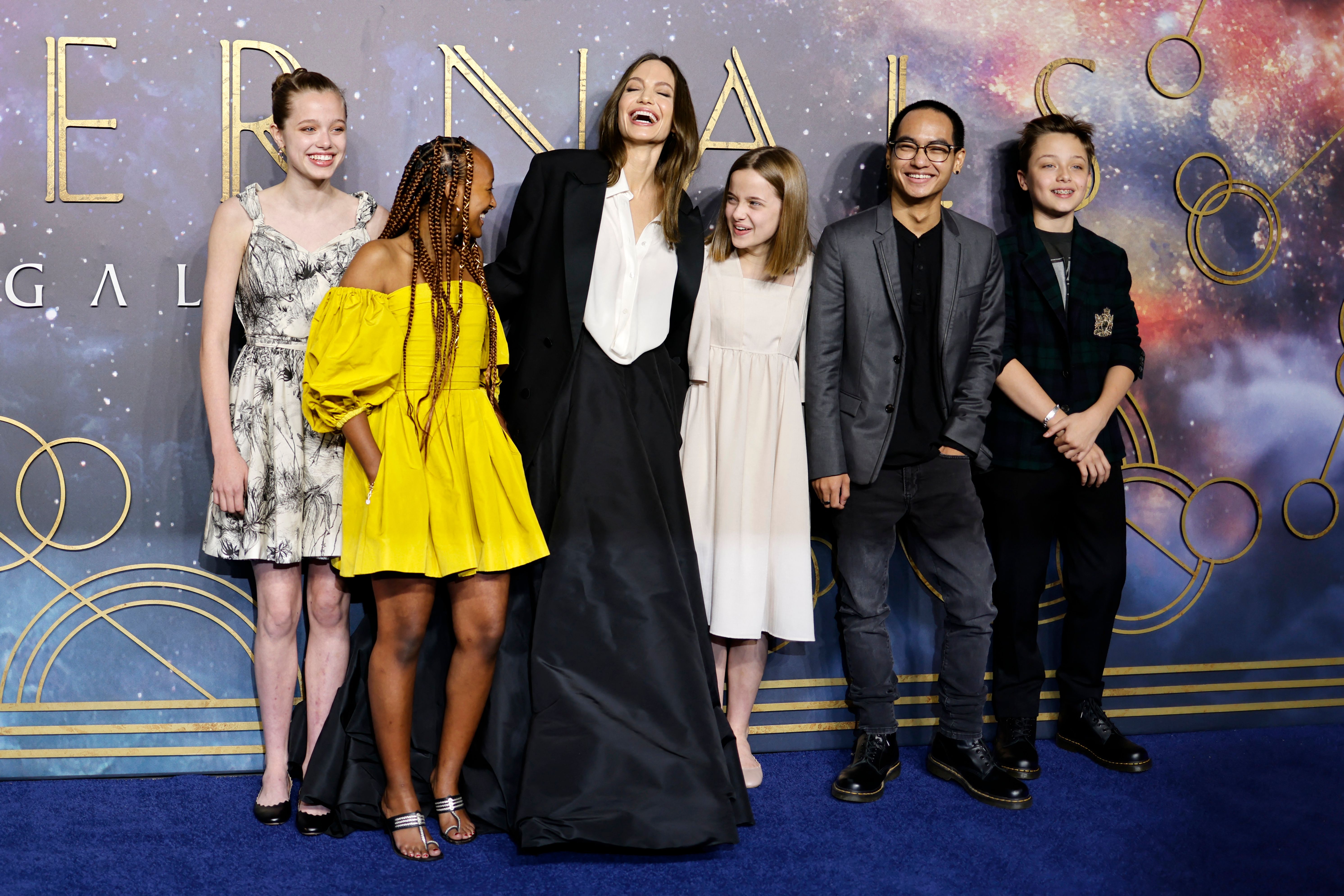 Shiloh, Zahara, Angeline Jolie, Vivienne, Maddox und Knox Jolie-Pitt auf dem blauen Teppich bei der Ankunft zur britischen Galavorstellung des Films "Eternals" im BFI IMAX in London am 27. Oktober 2021. | Quelle: Getty Images