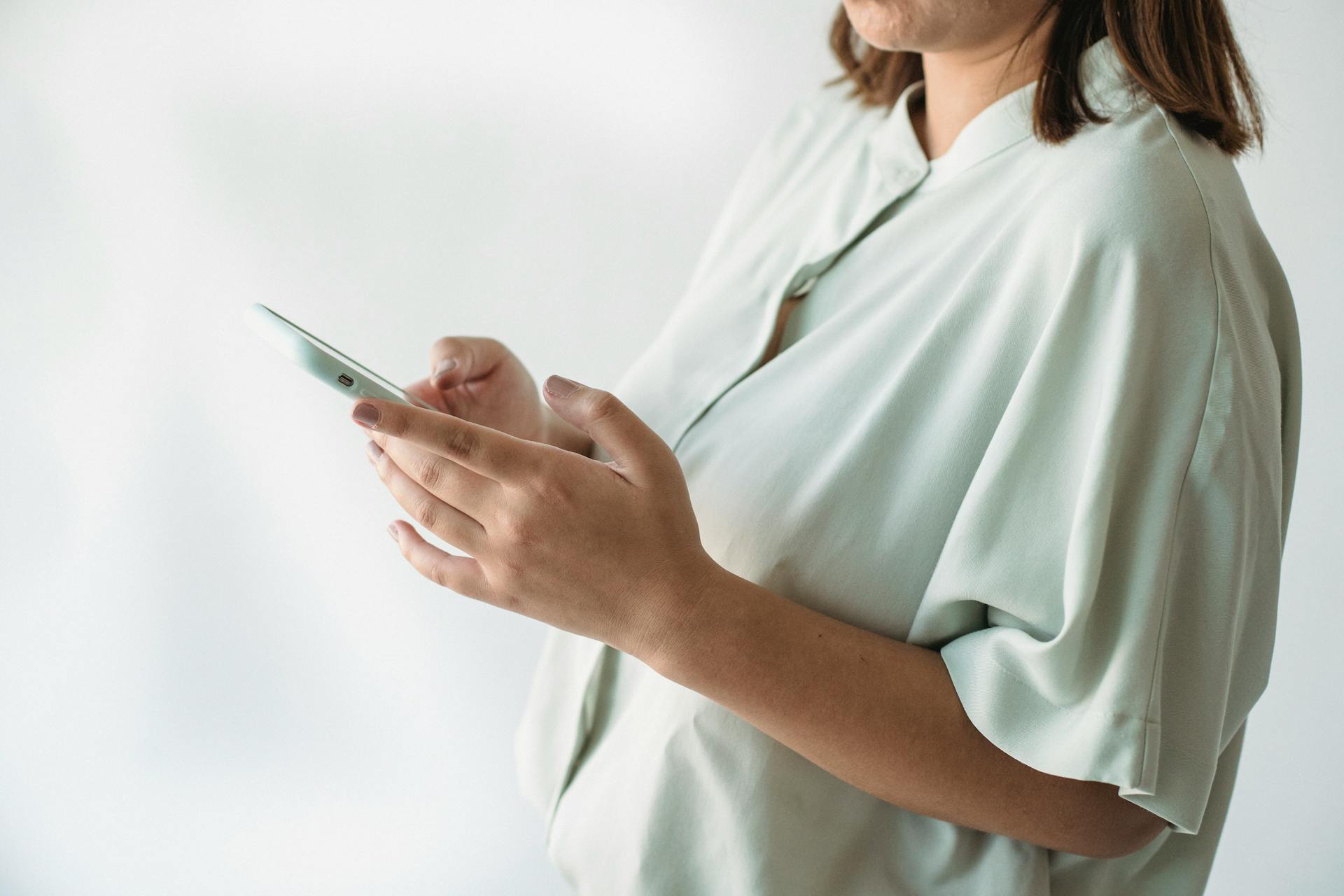 Eine Frau benutzt ihr Telefon | Quelle: Midjourney
