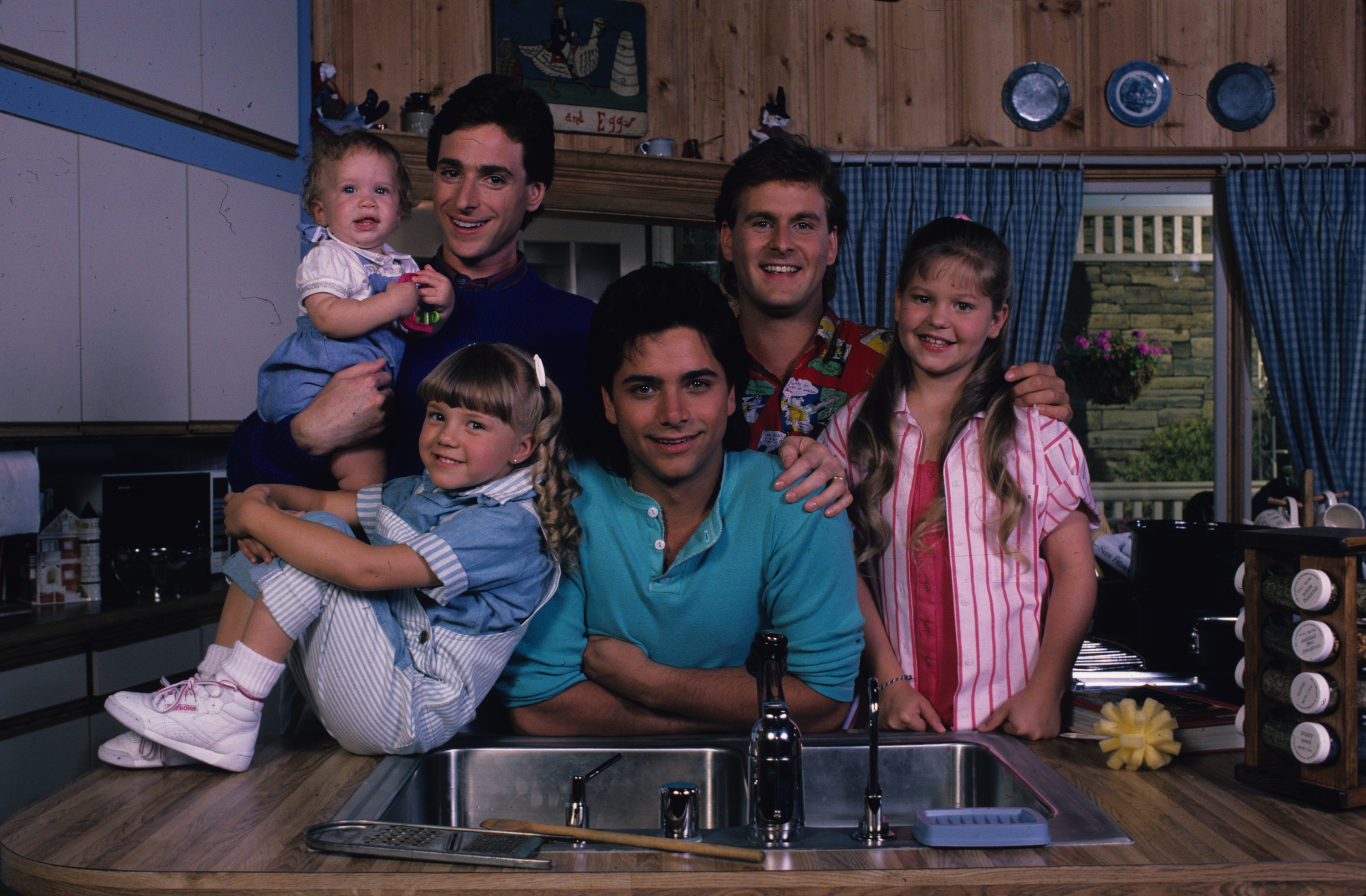 Der Haushalt der Tanners wurde schnell zu einem der bekanntesten Häuser im Fernsehen, in dem Danny, Joey und Jesse gemeinsam die drei Mädchen großzogen. Auch Jahrzehnte später ist die beständige Verbundenheit der Darsteller einer der Gründe, warum die Fans ihr Leben noch lange nach dem Ende von „Full House“ weiterverfolgen. | Quelle: Getty Images