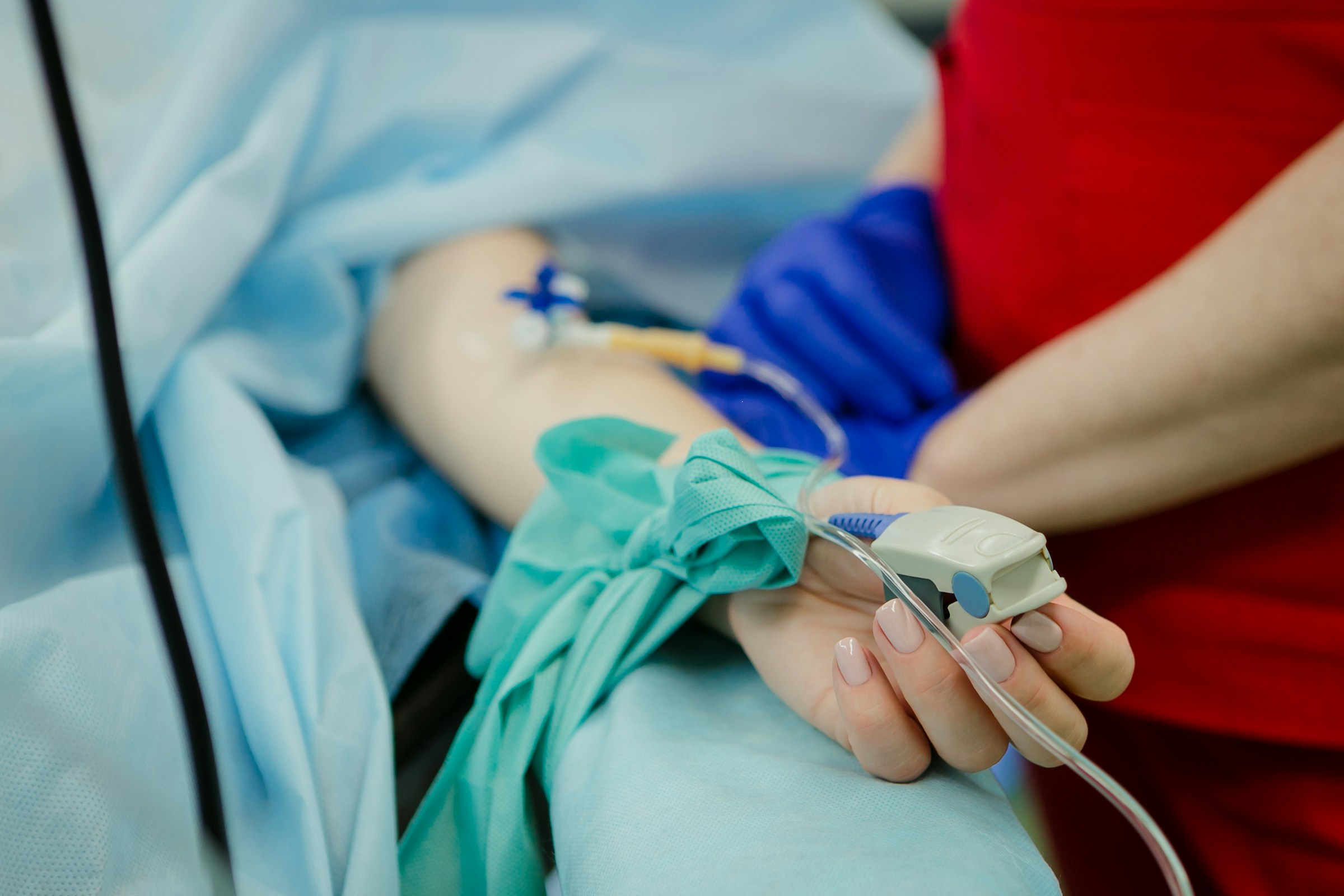 Eine Person mit einer Infusion im Krankenhaus | Quelle: Unsplash