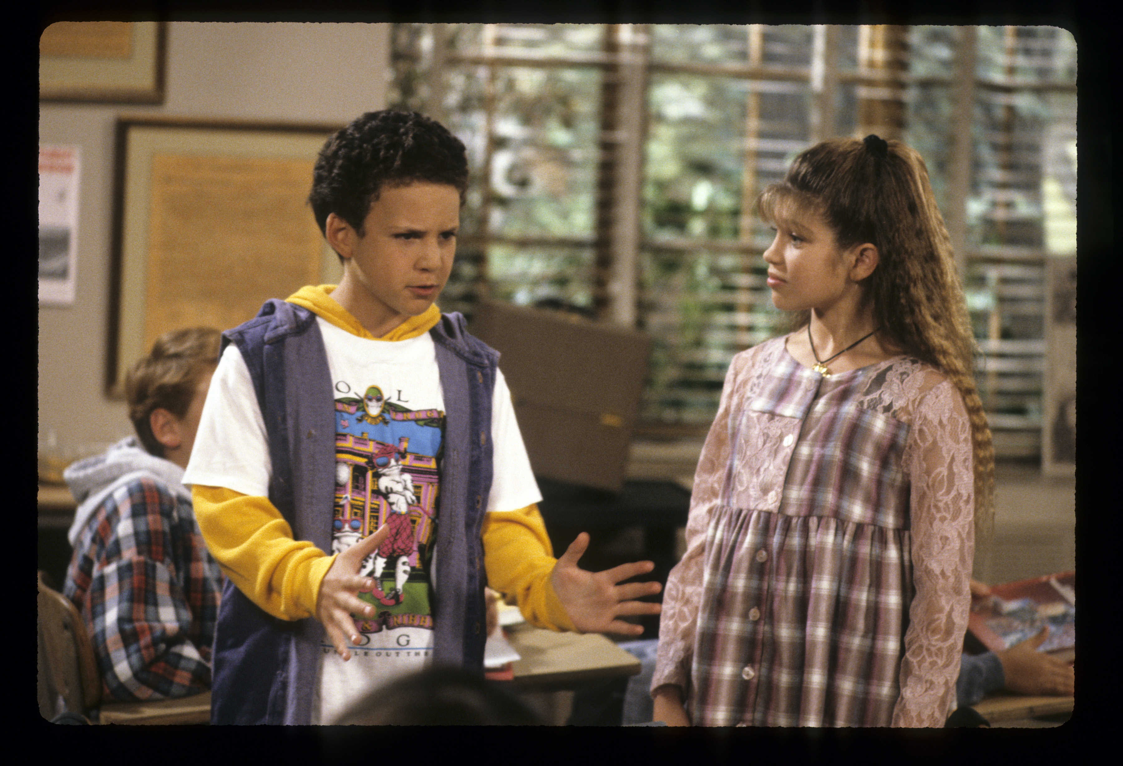 Ben Savage als Cory Matthews mit der jungen Schauspielerin, die Topanga Lawrence spielte, in einer "Boy Meets World"-Folge vom 17. Dezember 1993 | Quelle: Getty Images