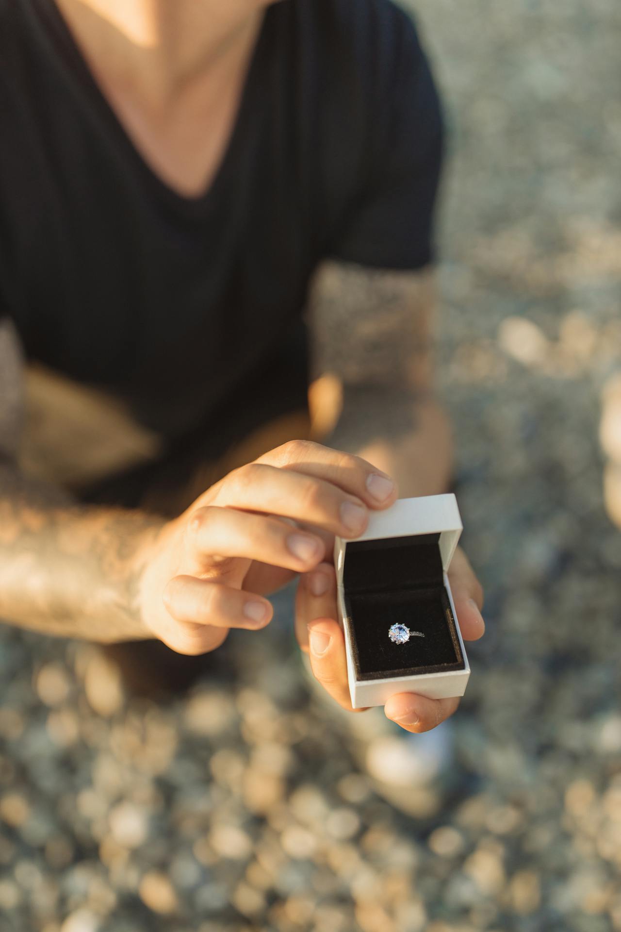 Ein Mann auf einem Knie mit einer Ringschachtel in der Hand | Quelle: Pexels