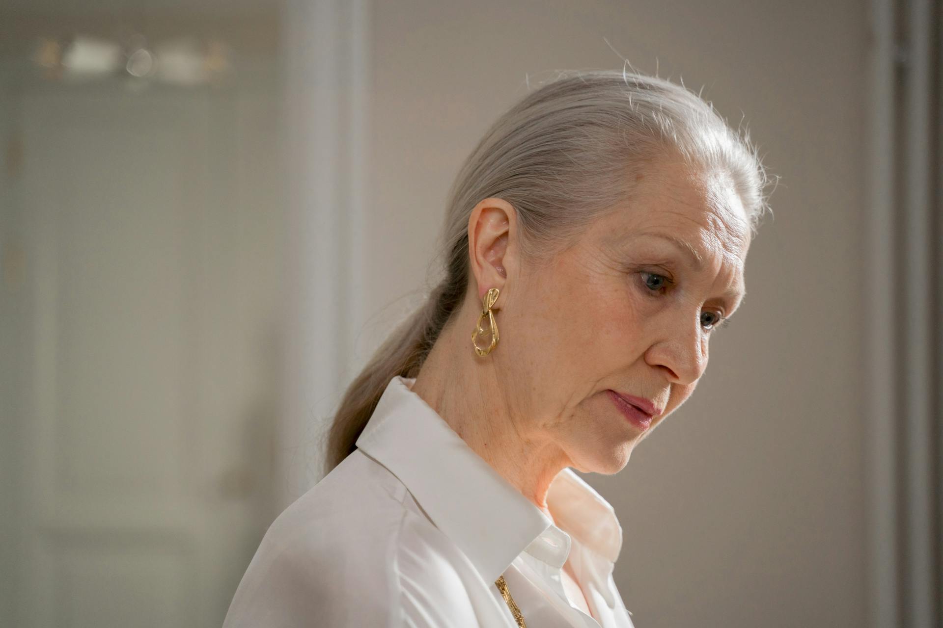 Eine ältere Frau, die jemanden anschaut | Quelle: Pexels