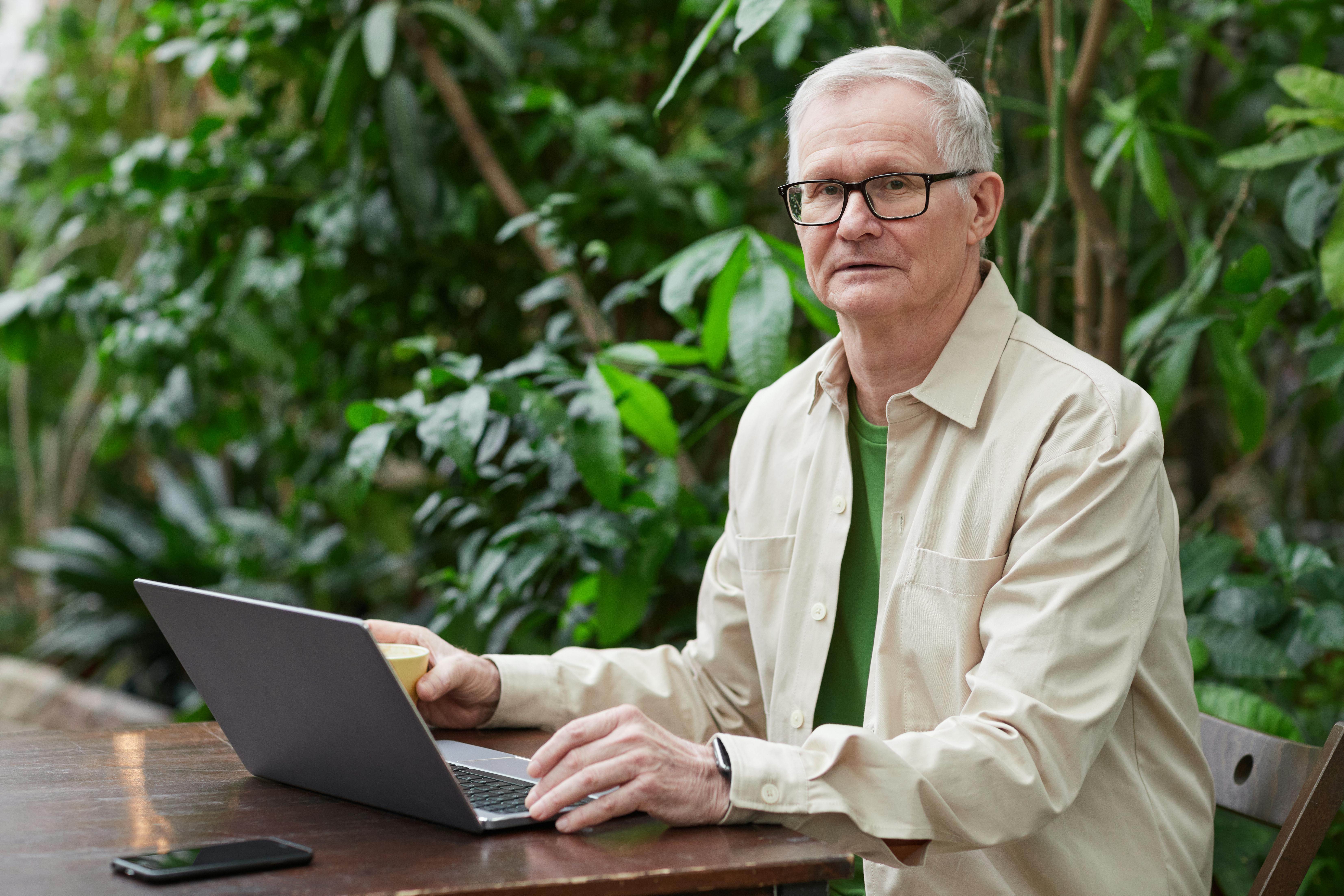 Ein älterer Mann an seinem Laptop | Quelle: Pexels