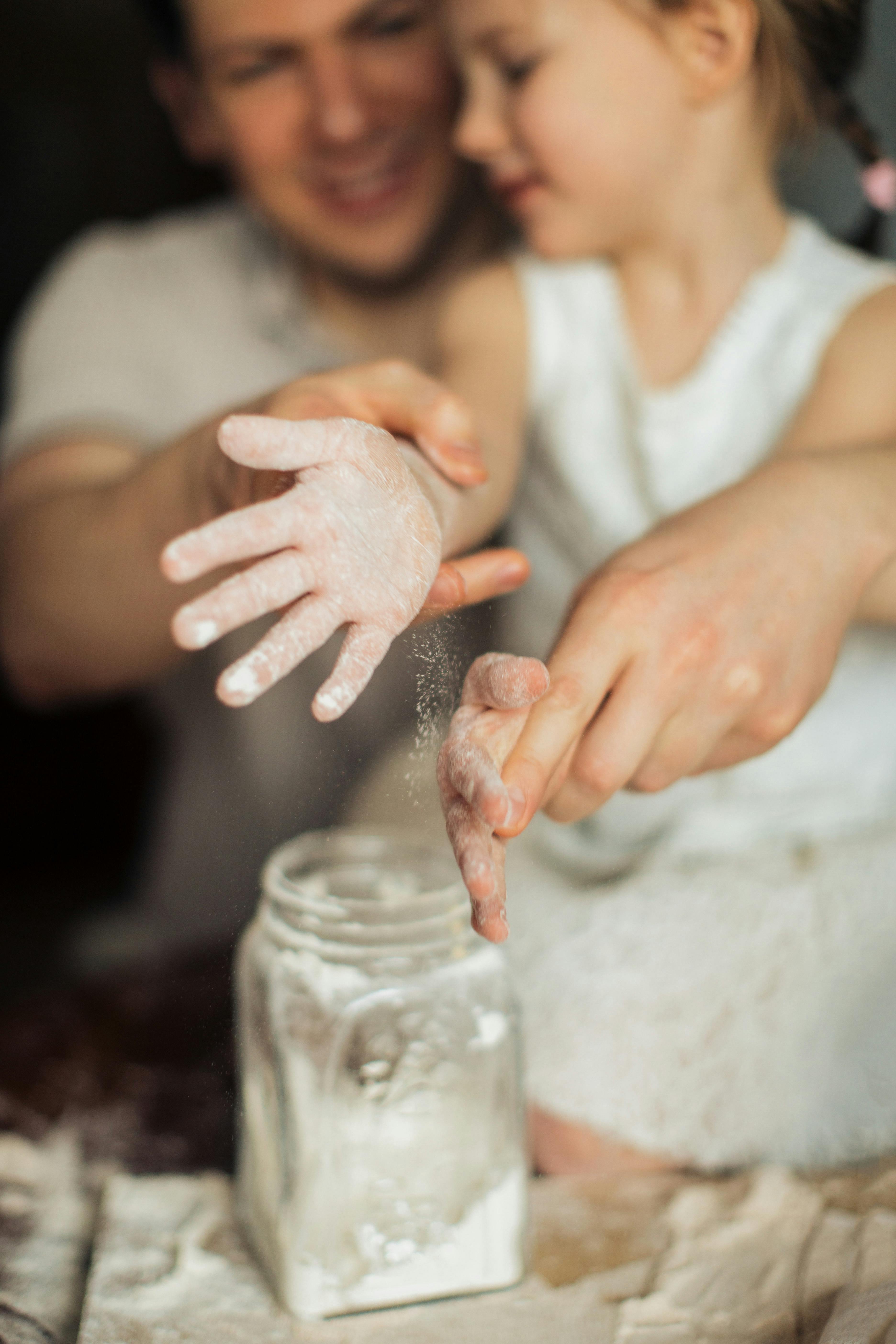 Ein Vater, der sich mit seiner Tochter anfreundet | Quelle: Pexels