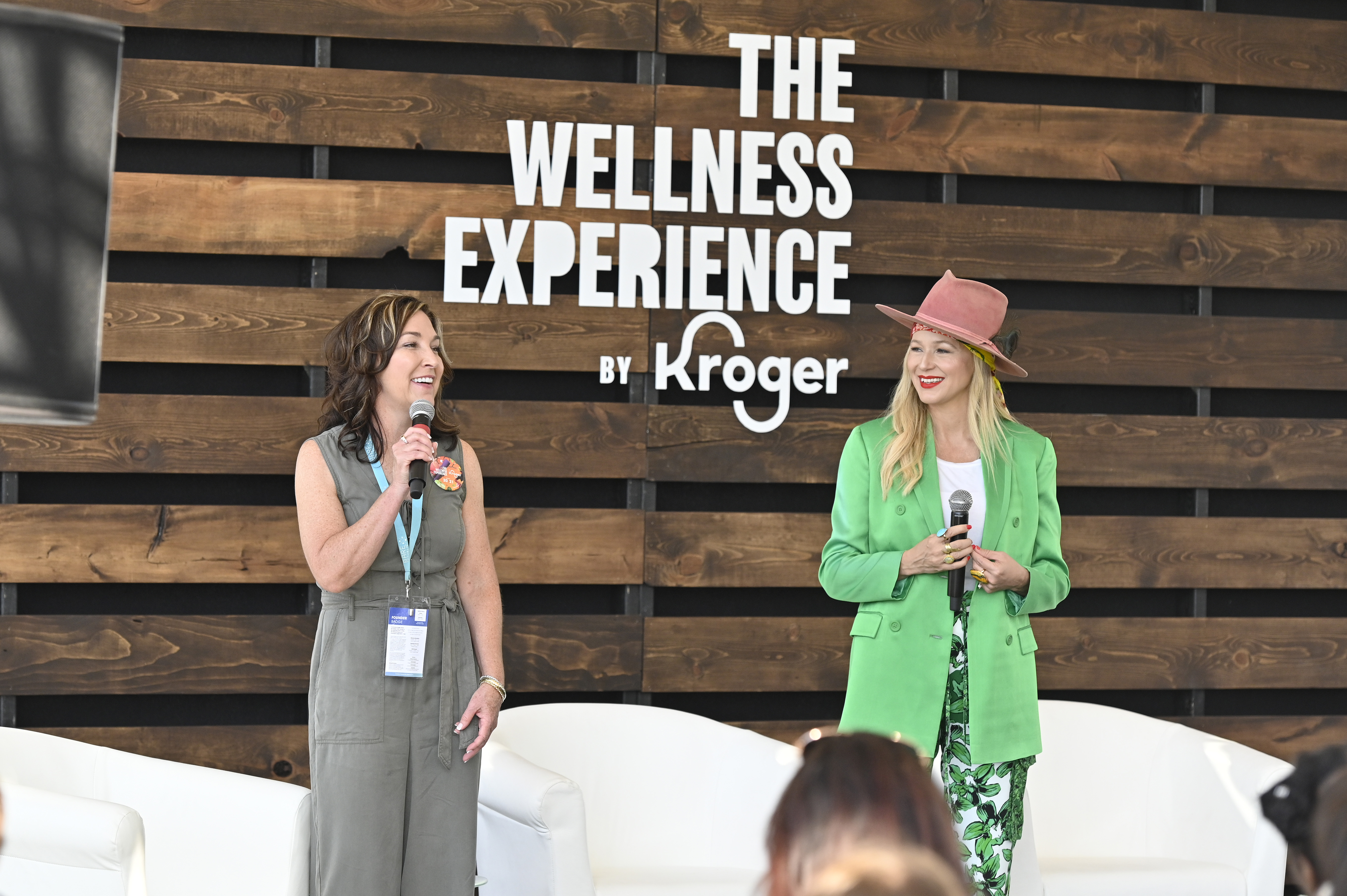 Colleen Lindholz, Kroger Health President, und Jewel sprechen vor dem Start von Women in Wellness während des zweiten Tages von The Wellness Experience by Kroger in Cincinnati, Ohio, am 21. August 2021. | Quelle: Getty Images