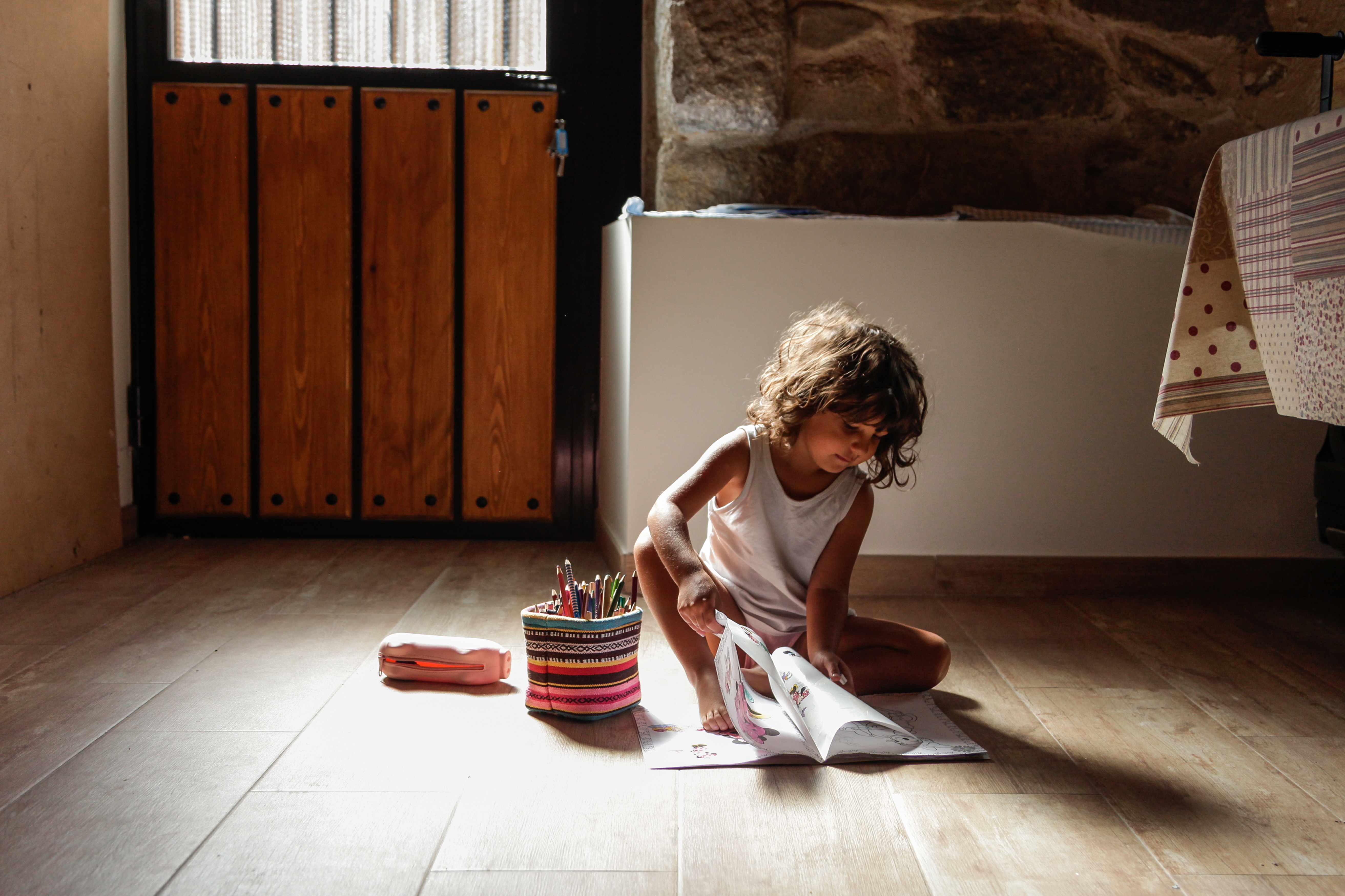 Ein Kind spielt mit Malutensilien | Quelle: Getty Images