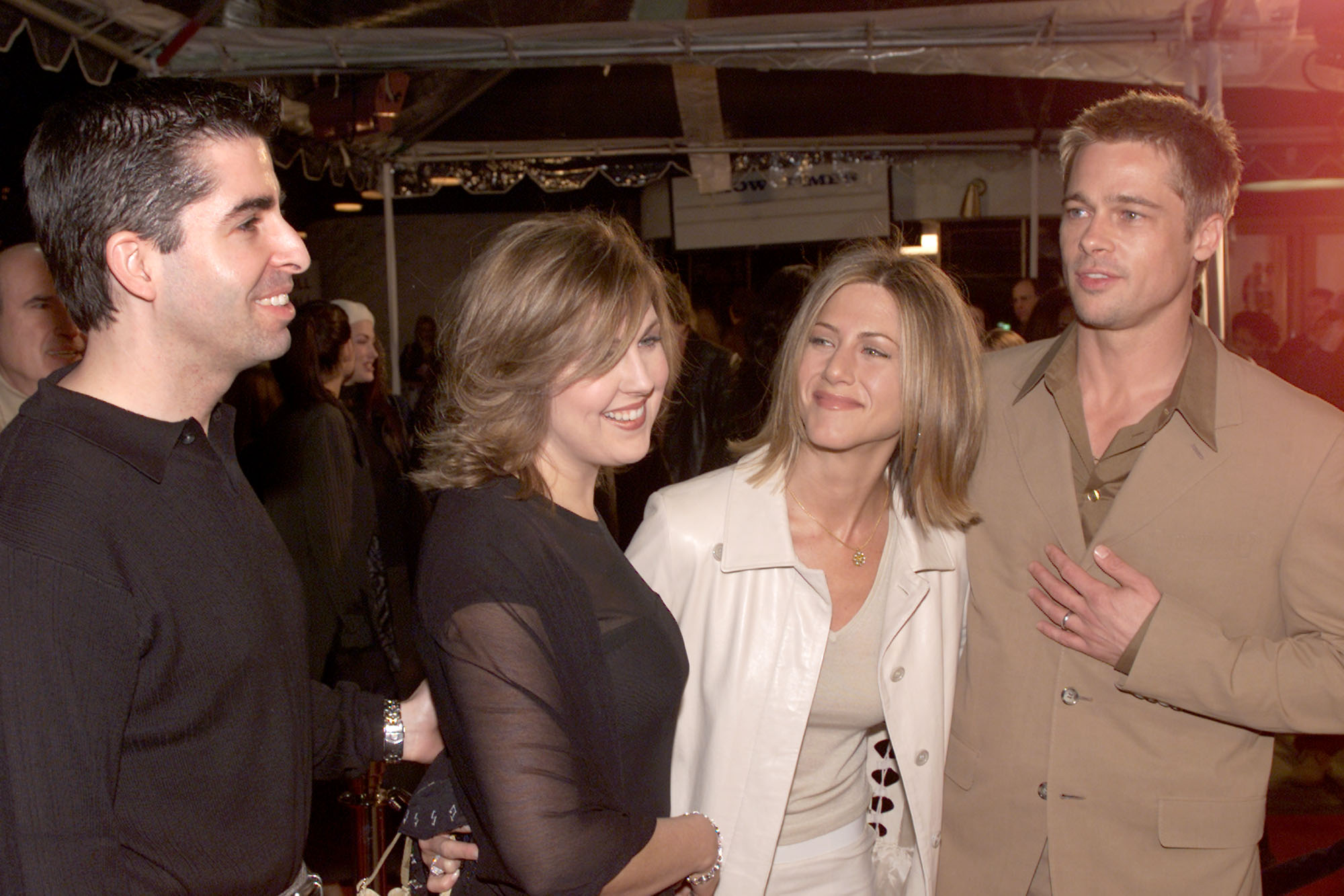 Brad Pitt und Schauspielerin Jennifer Aniston mit Brads Schwester Julie und ihrem Mann Rob bei einer Premiere am 23. Februar 2001 | Quelle: Getty Images