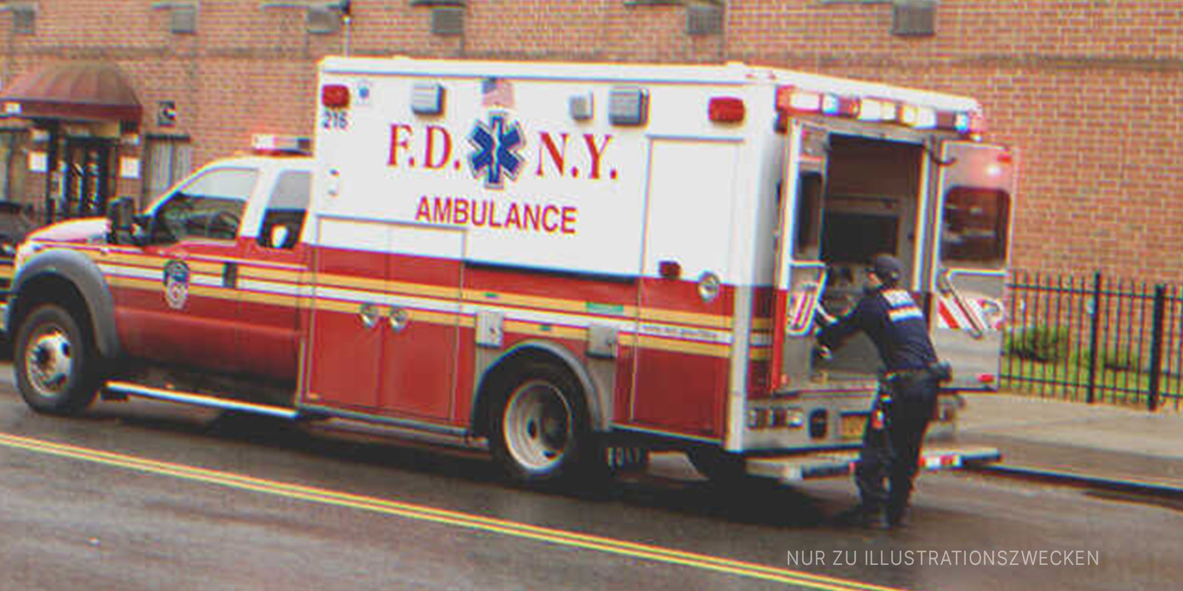 Ein Krankenwagen kommt am Unfallort an | Quelle: Shutterstock