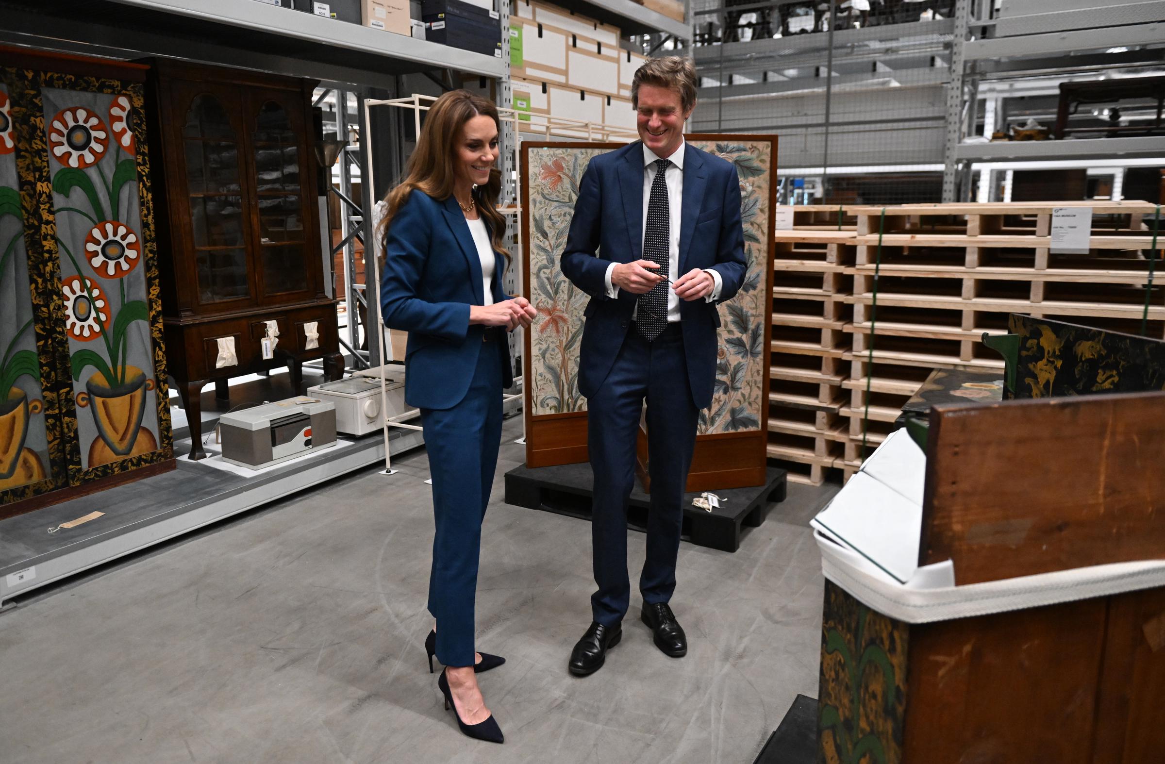 Prinzessin Catherine trug einen königsblauen Maßanzug mit einem weißen Oberteil und eleganten schwarzen Absätzen. Dazu trug sie eine goldene Halskette und Ohrringe und stylte ihr Haar in sanften Wellen, um einen eleganten Look für den Museumsbesuch zu kreieren.