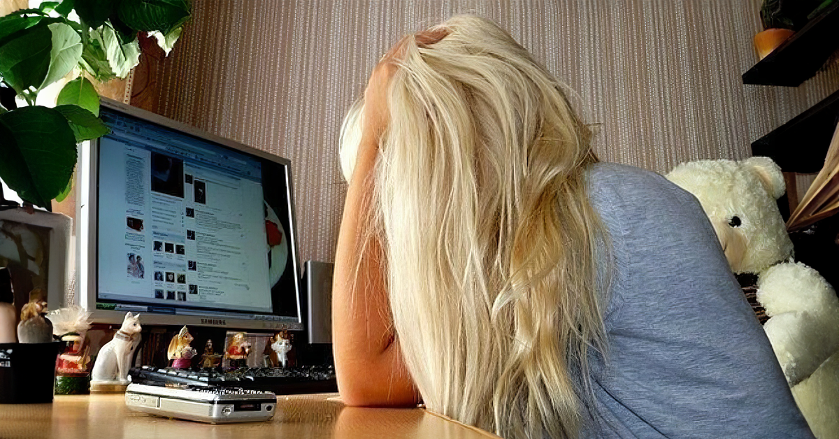 Frau vor einem Computer sitzend | Quelle: Shutterstock