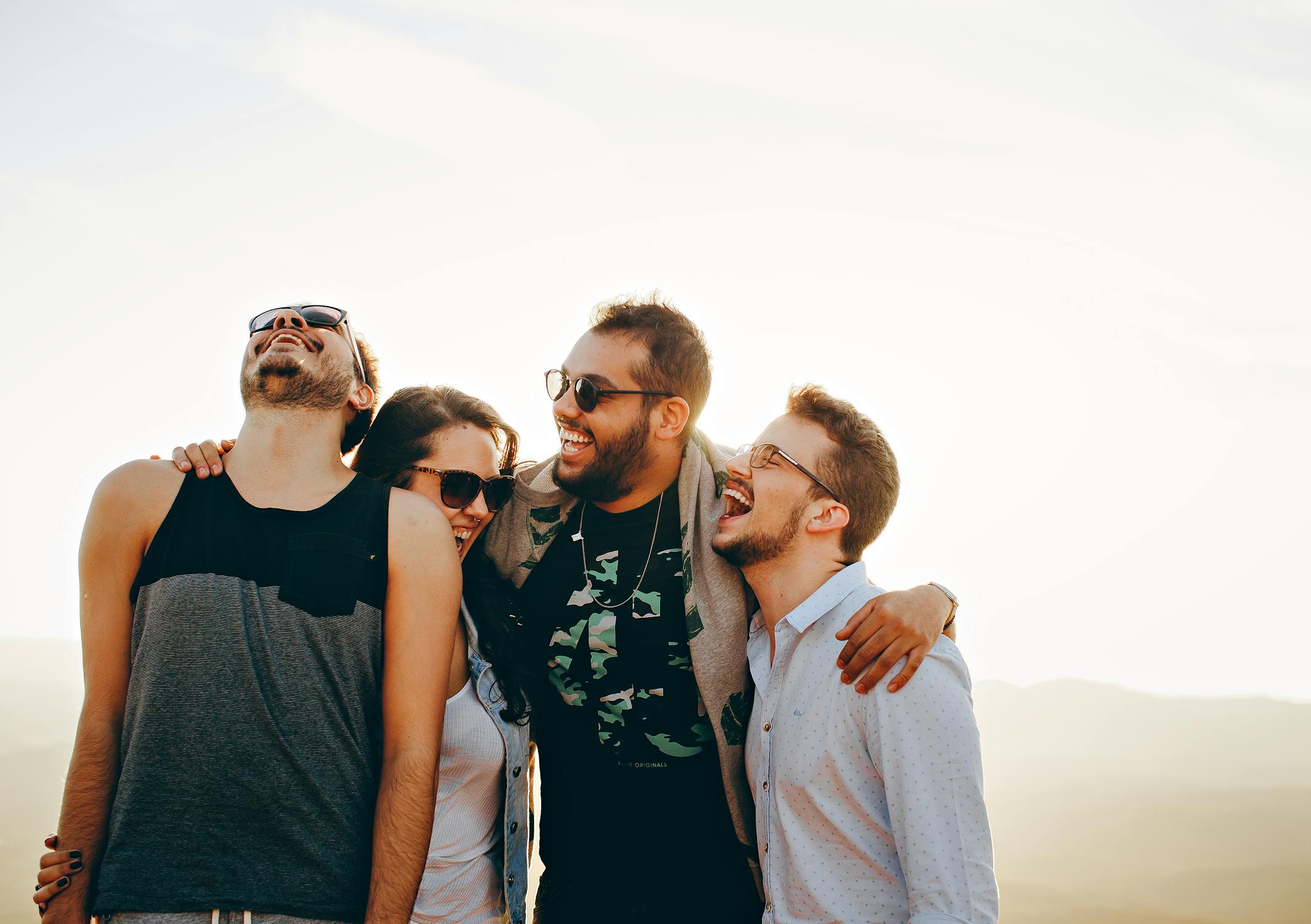 Eine Gruppe von lachenden Menschen | Quelle: Pexels