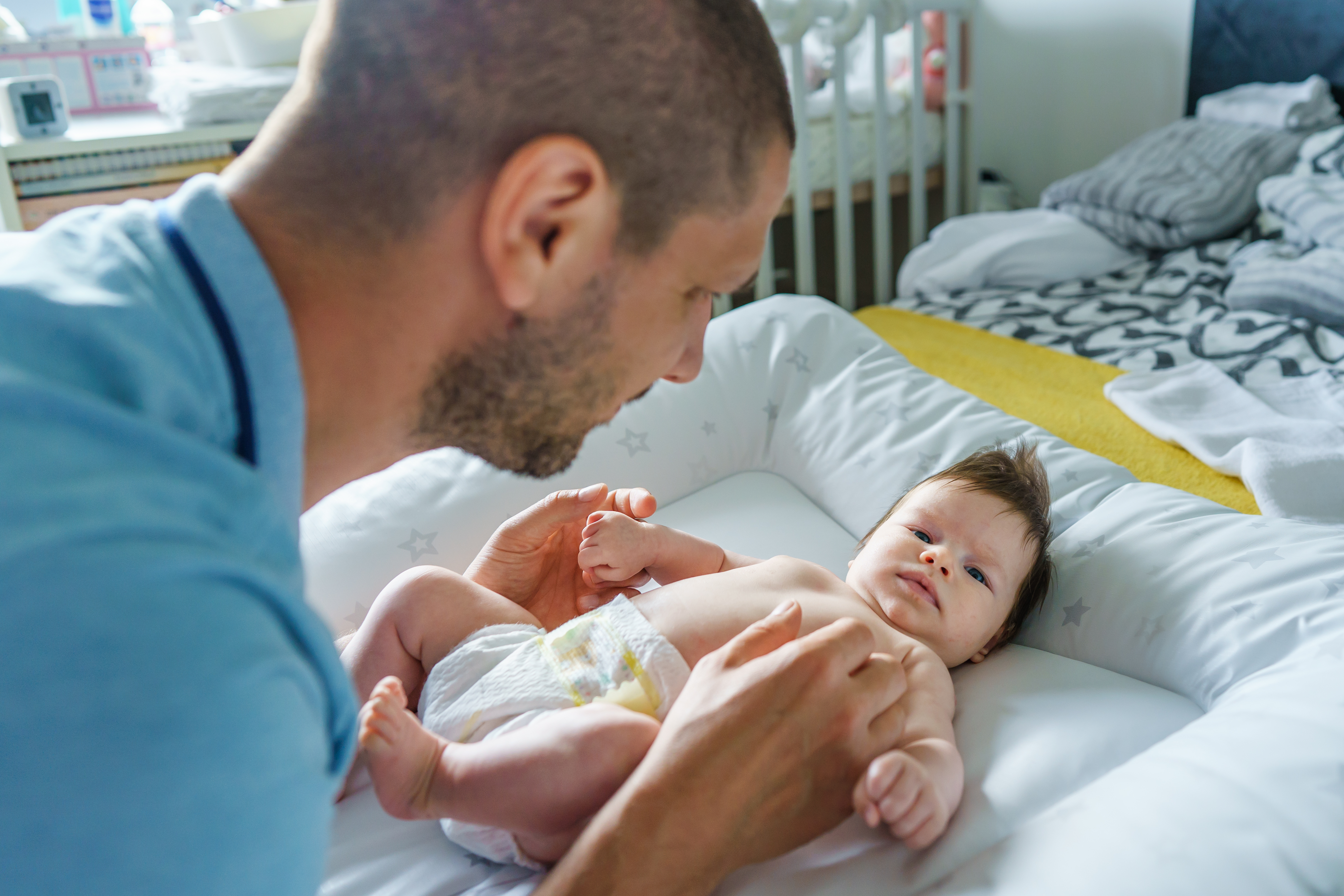 Ein weißer Mann, der mit seinem Baby zusammen ist | Quelle: Shutterstock