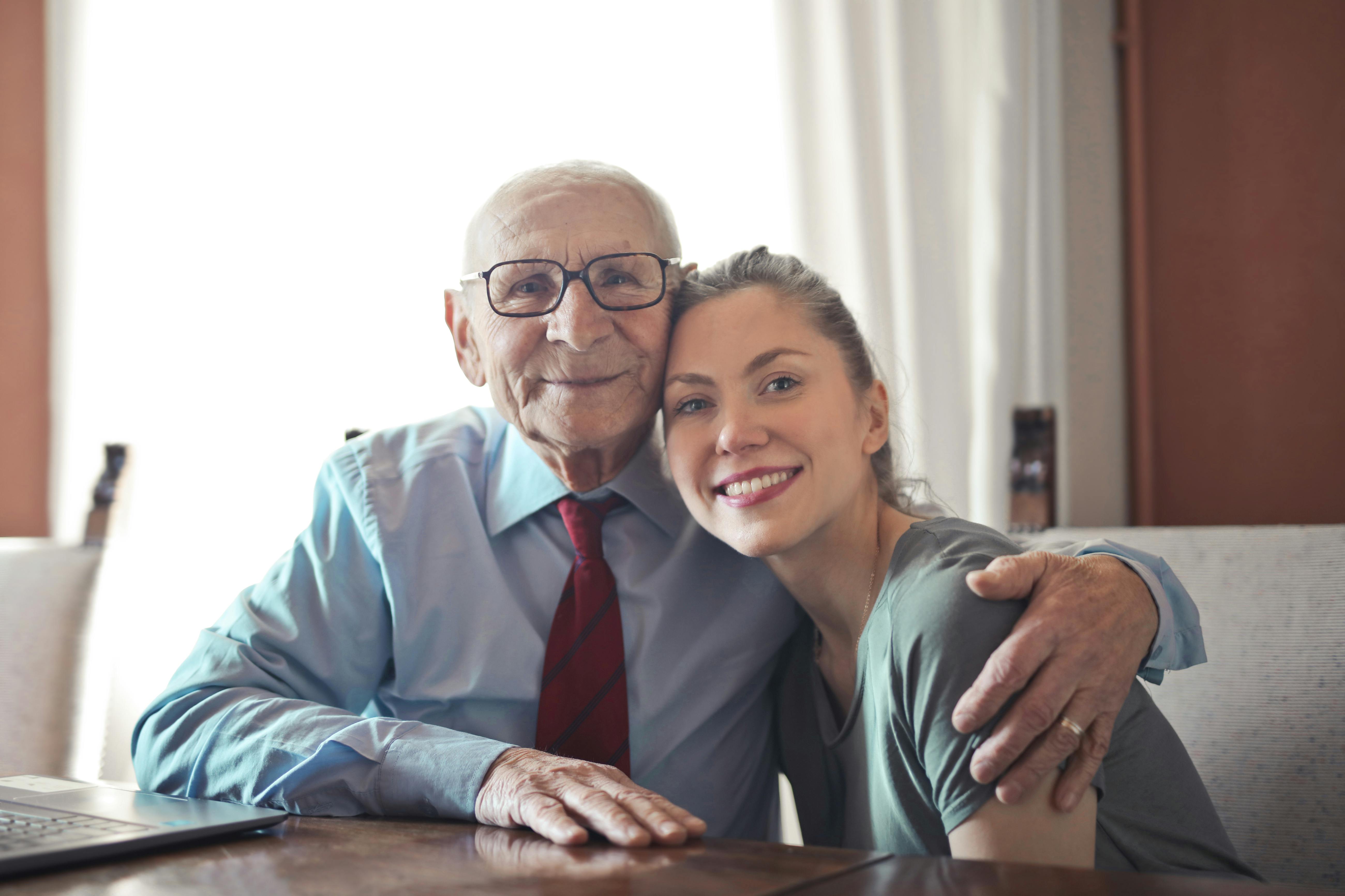 Eine glückliche Frau mit ihrem Großvater | Quelle: Pexels