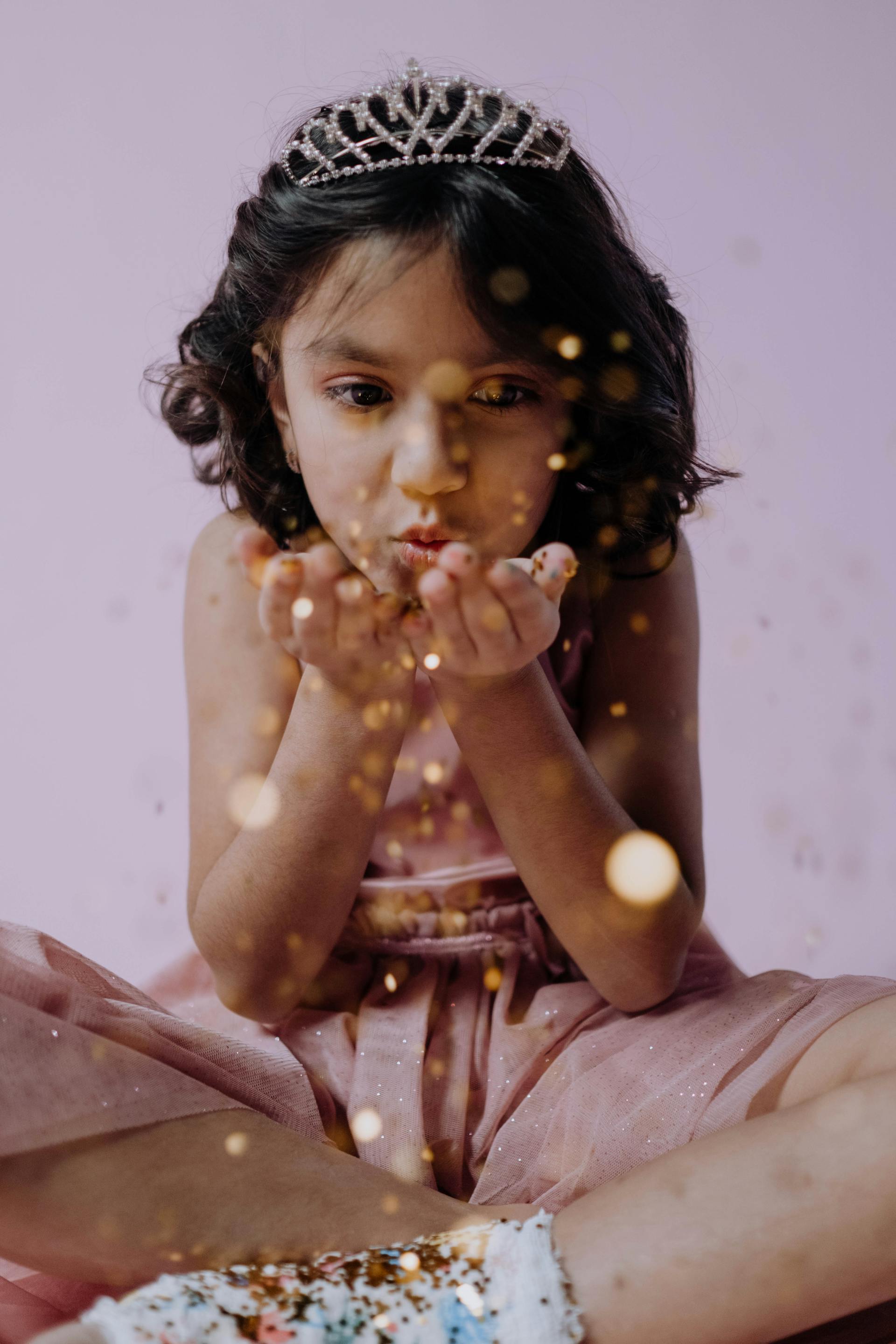Ein Mädchen trägt ein Kleid und eine Tiara | Quelle: Pexels