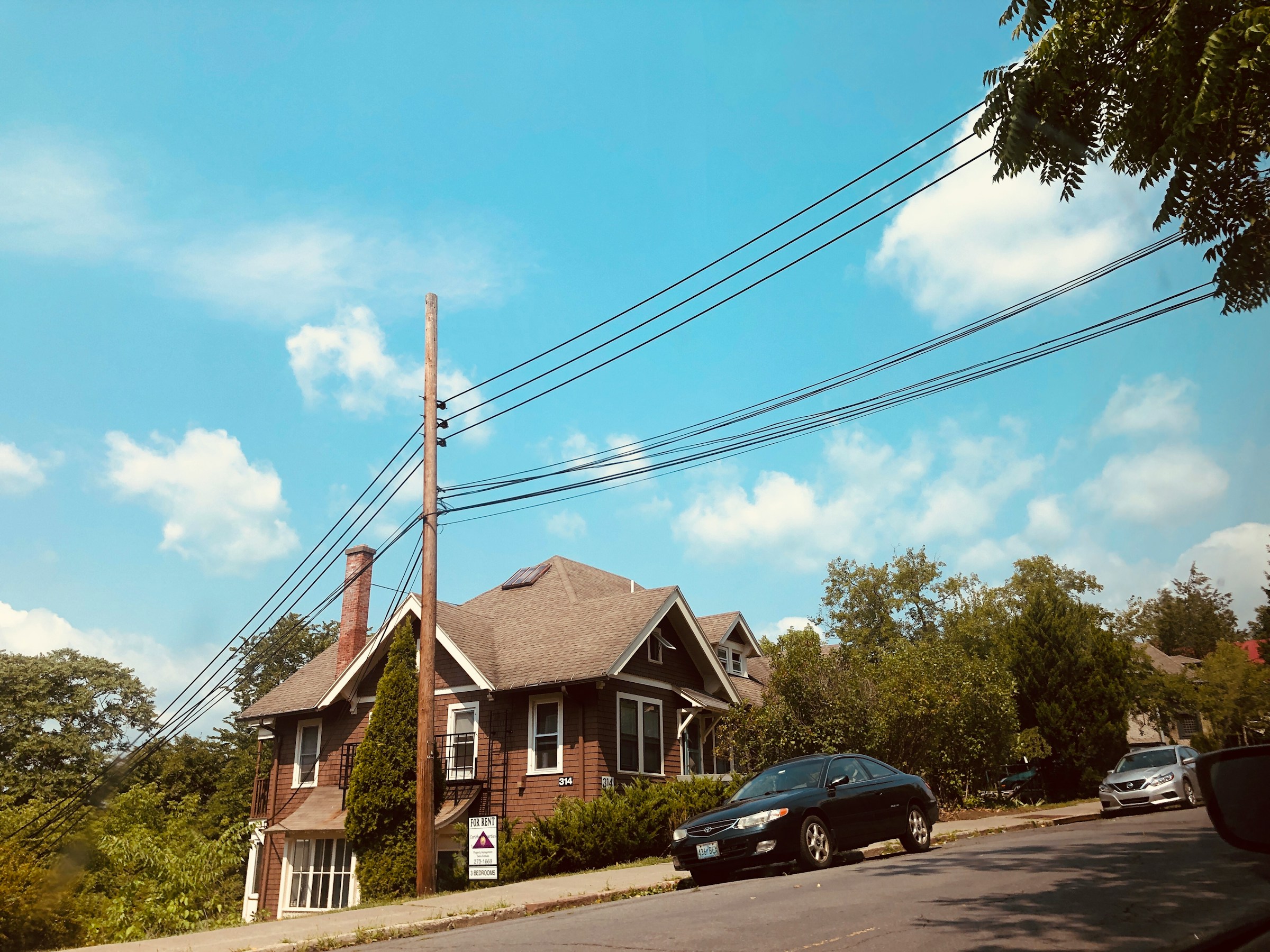 Ein Auto vor dem Haus | Quelle: Unsplash