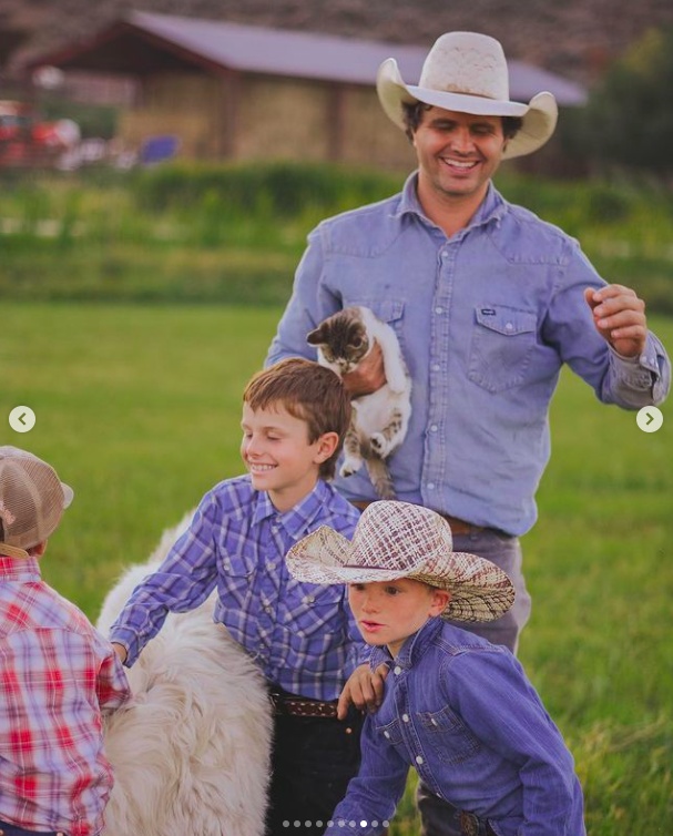 Daniel Neeleman mit einigen seiner Kinder, gepostet am 18. Februar 2022 | Quelle: Instagram/hogfathering und ballerinafarm