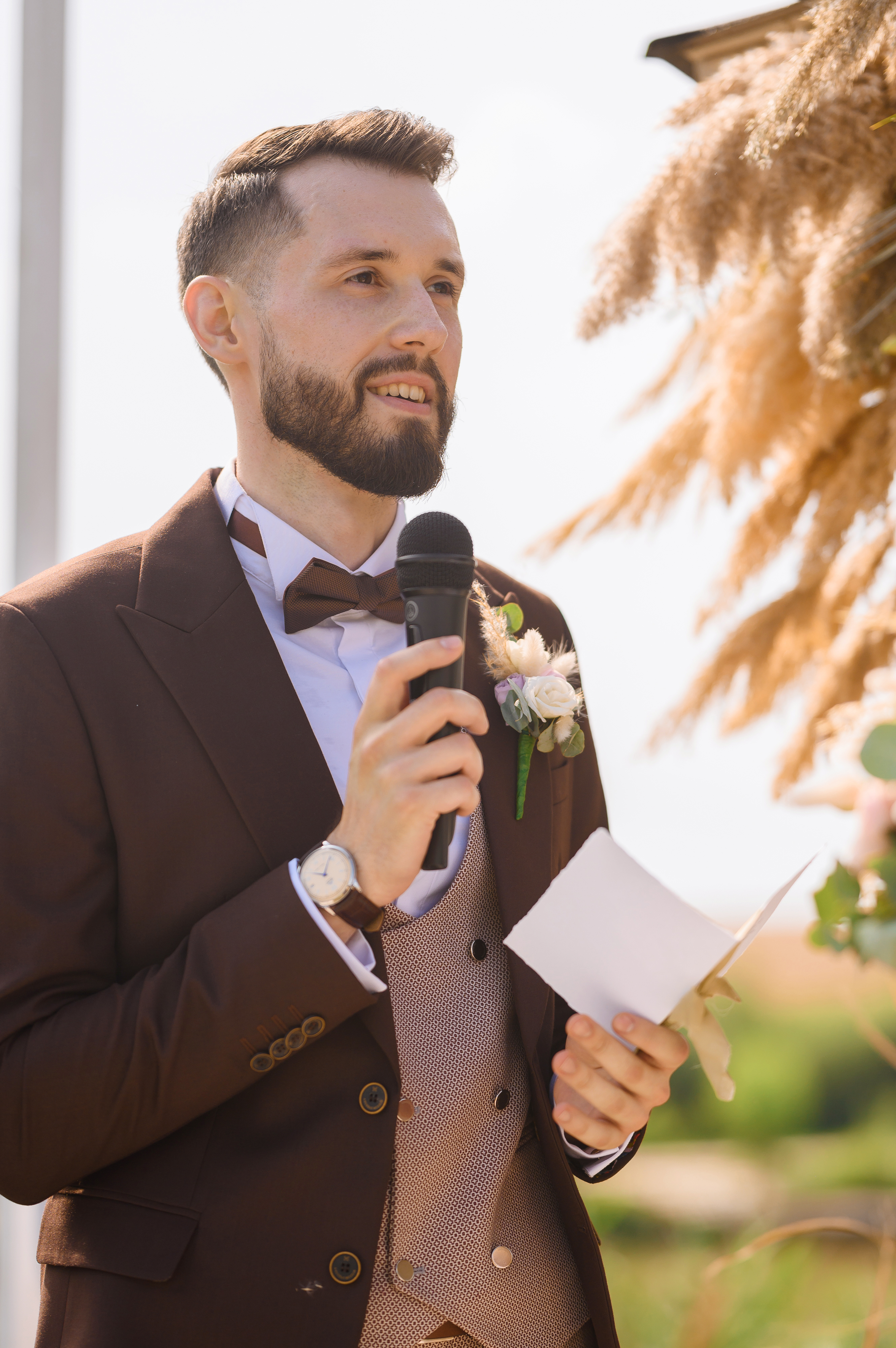 Nur zu Illustrationszwecken. Ein Mann hält eine Rede auf der Hochzeit seines Bruders | Quelle: Freepik