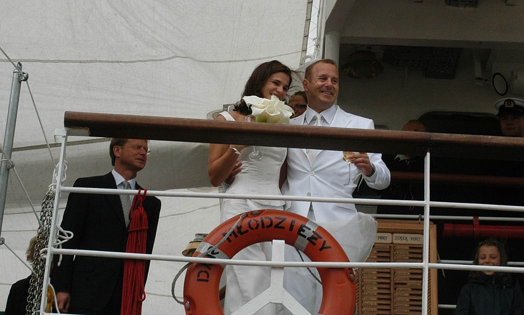 Heino Ferch und Ehefrau Marie-Jeanette während der Hochzeit an Bord des polnischen Segelschiffes "Dar Mlodziezy" in Bremerhaven, Deutschland, 10.08.2005. (Foto von: Peter Bischoff) I Source: Getty Images