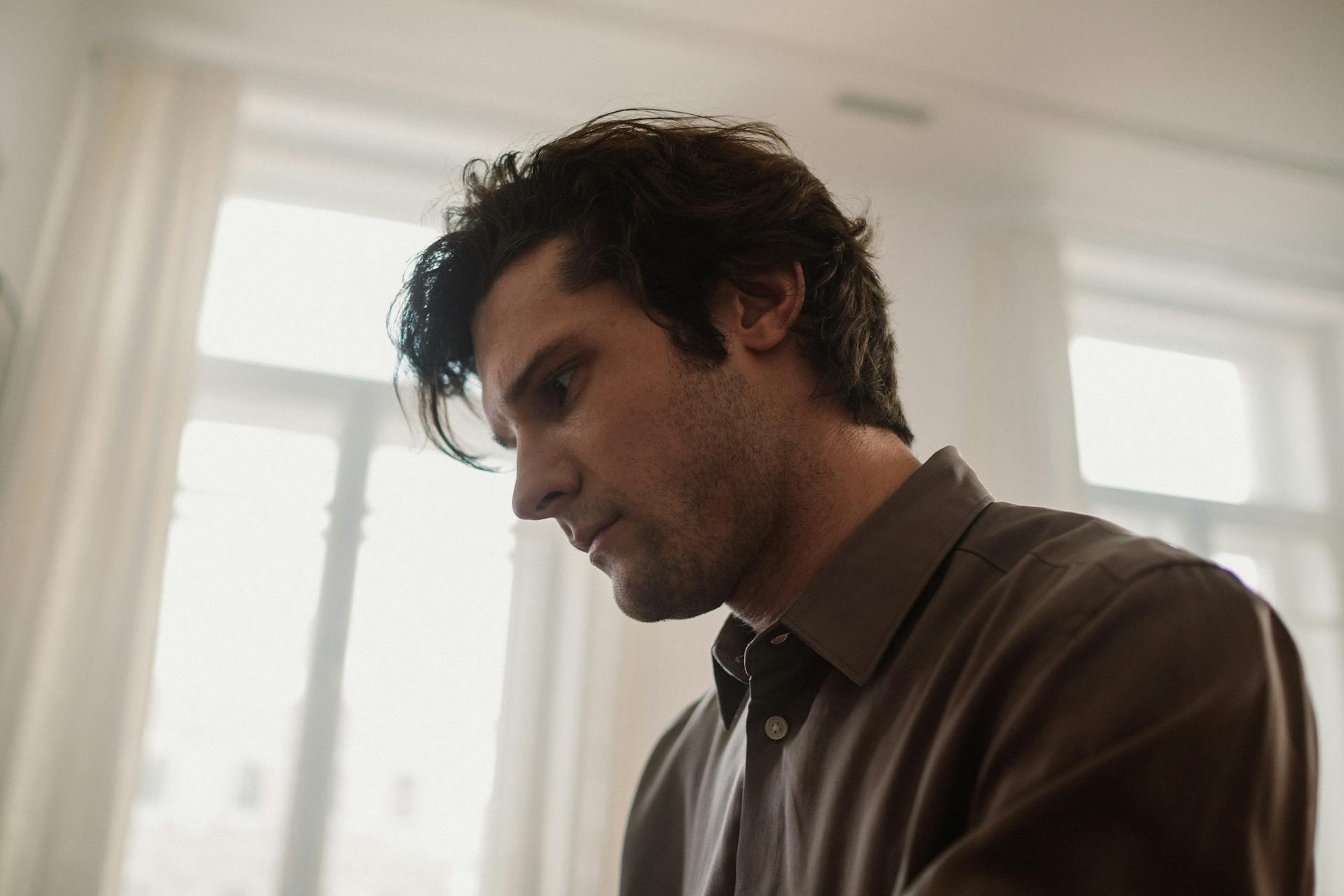 Ein Mann schaut nach unten | Quelle: Pexels