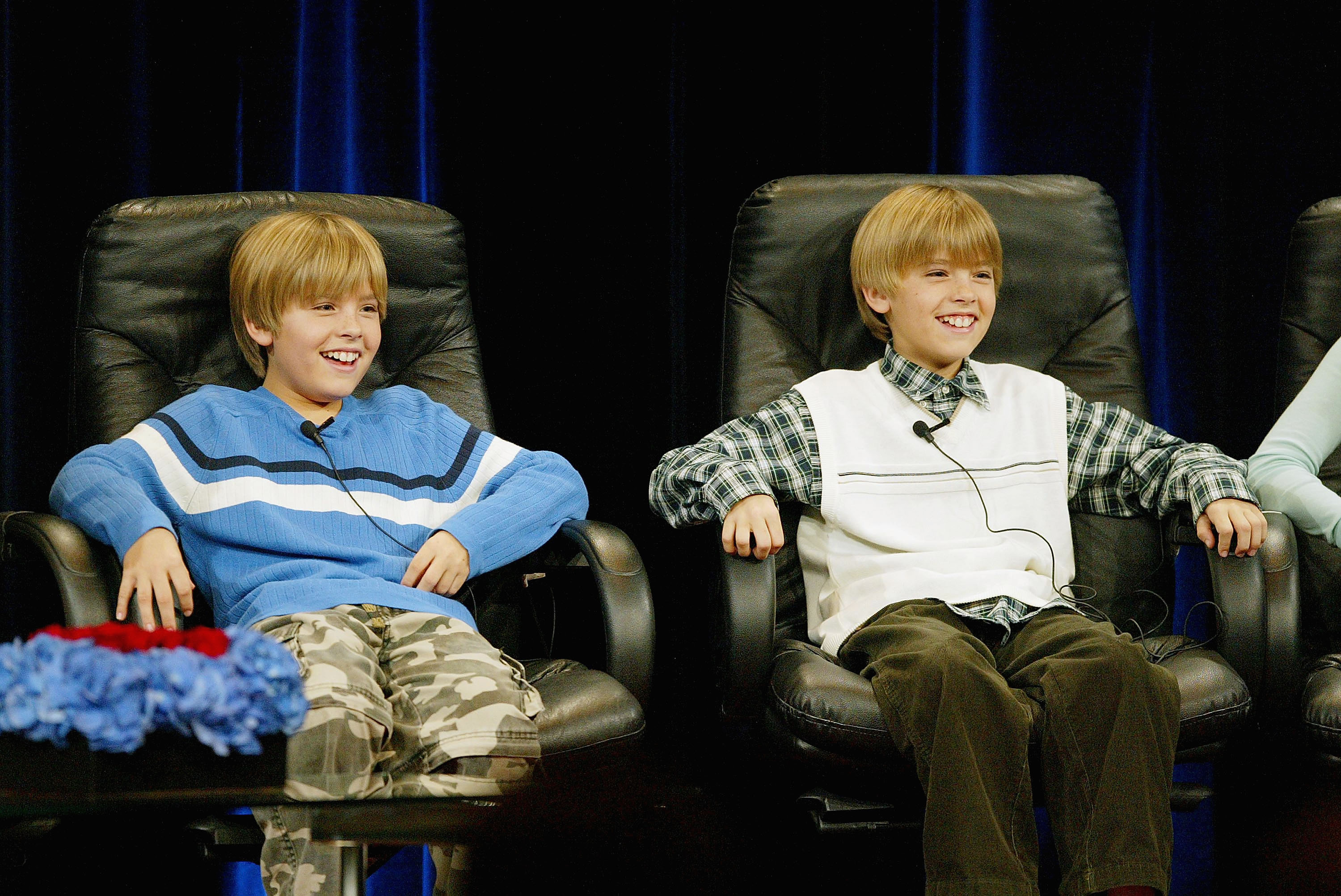 Dylan und Cole Sprouse während einer Podiumsdiskussion am 12. Januar 2005 in Universal City, Kalifornien. | Quelle: Getty Images