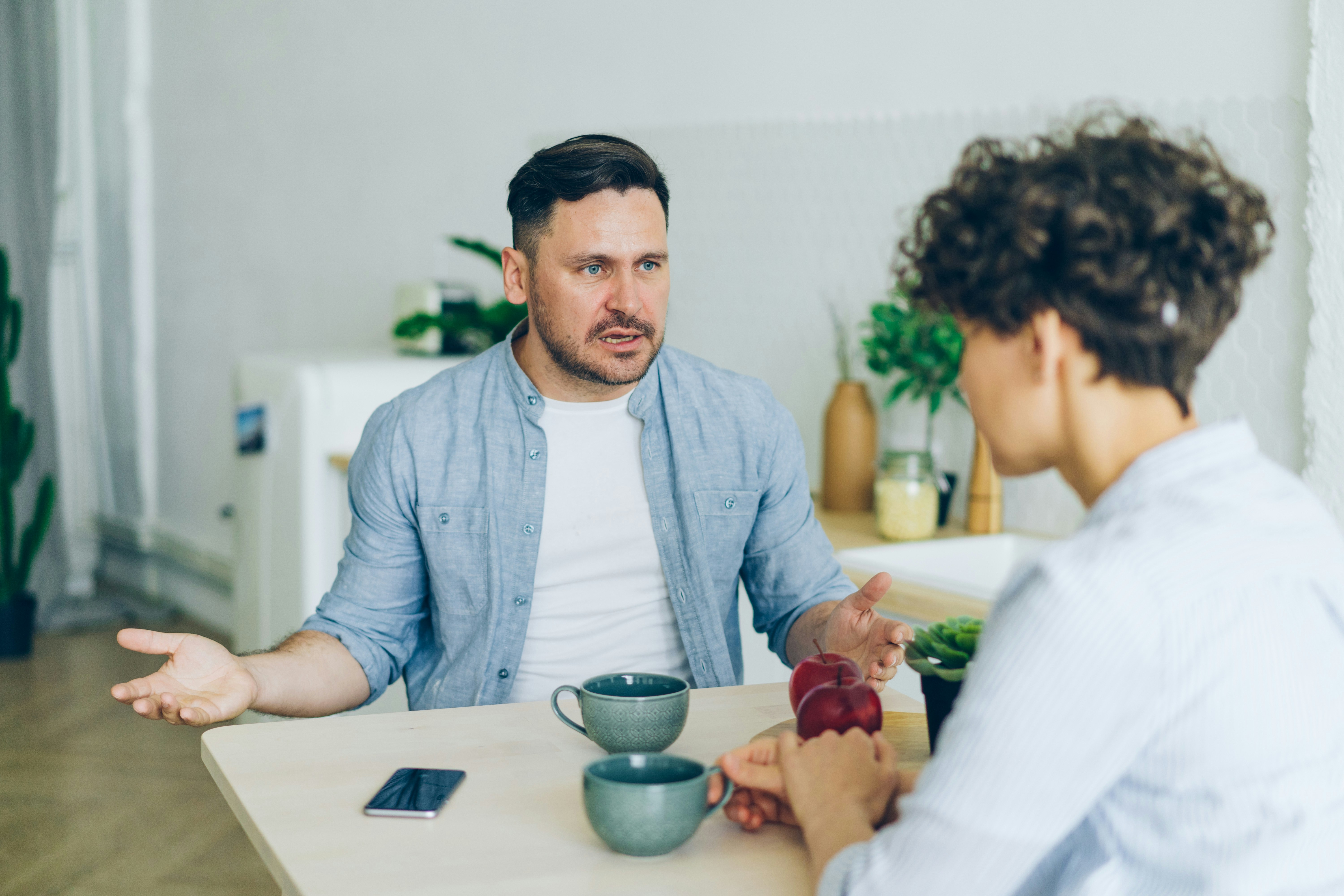 Ein Mann schimpft mit einer Frau | Quelle: Unsplash
